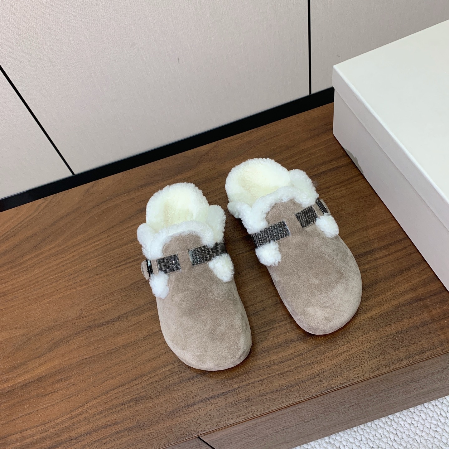 【BRUNELL* CUCINELL*】羊毛里半包拖鞋。材质：牛绒鞋面➕ 纯手工串联珠链配饰➕羊毛垫脚。橡胶大底。 码数