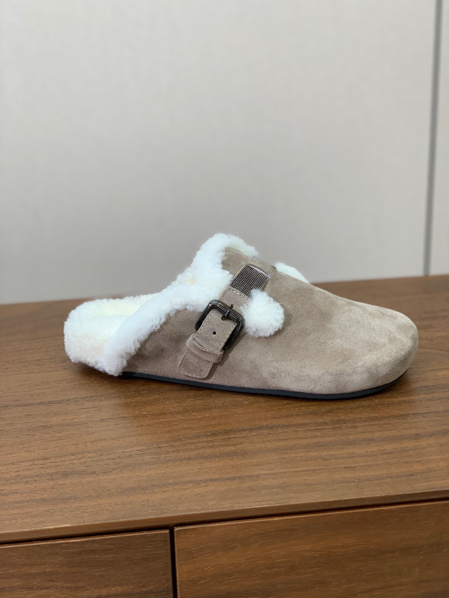 【BRUNELL* CUCINELL*】羊毛里半包拖鞋。材质：牛绒鞋面➕ 纯手工串联珠链配饰➕羊毛垫脚。橡胶大底。 码数