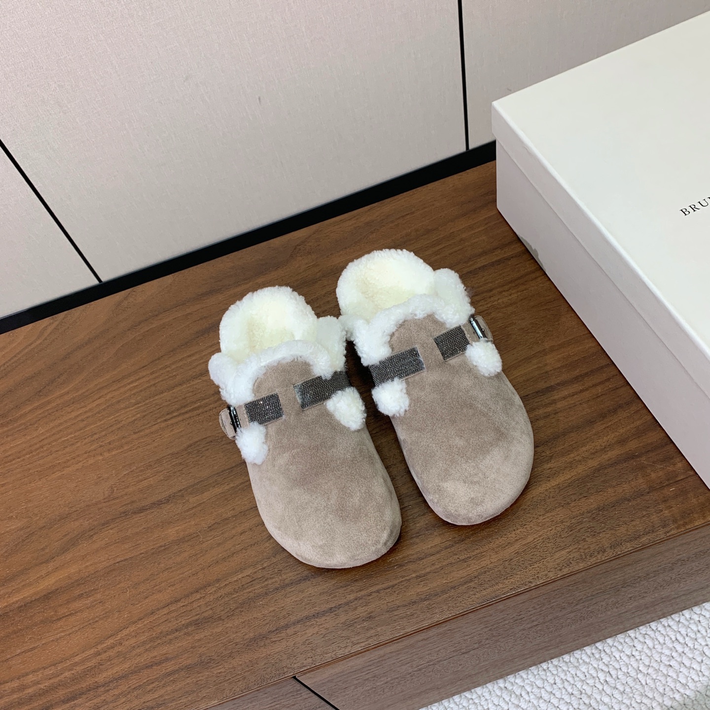【BRUNELL* CUCINELL*】羊毛里半包拖鞋。材质：牛绒鞋面➕ 纯手工串联珠链配饰➕羊毛垫脚。橡胶大底。 码数