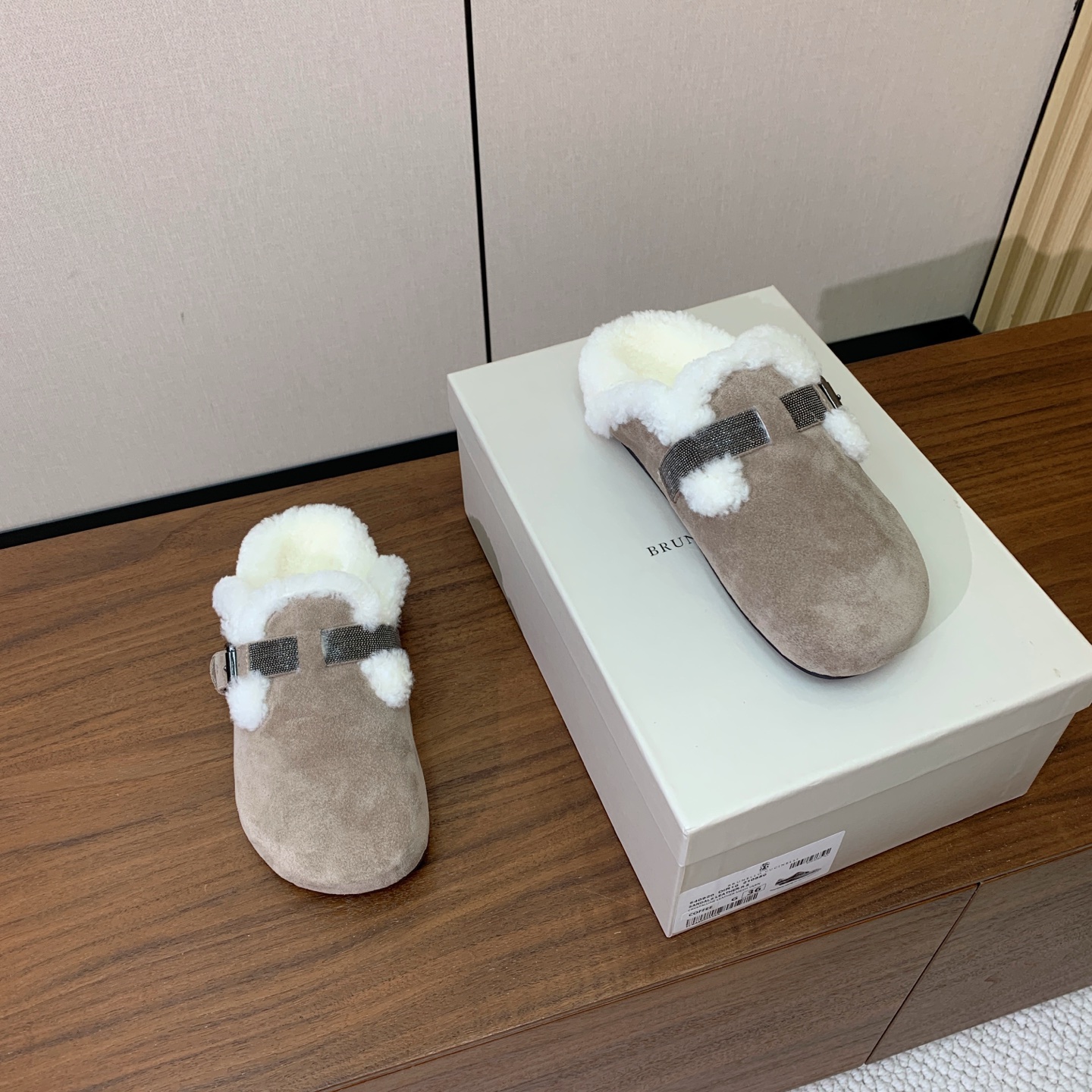 【BRUNELL* CUCINELL*】羊毛里半包拖鞋。材质：牛绒鞋面➕ 纯手工串联珠链配饰➕羊毛垫脚。橡胶大底。 码数