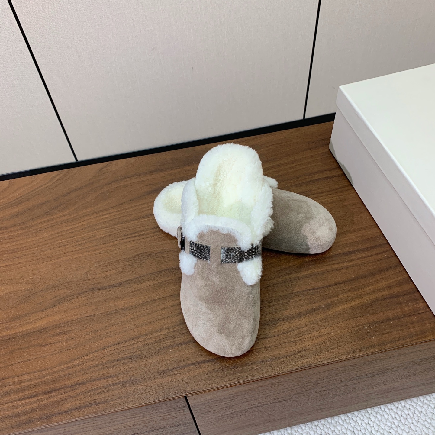 【BRUNELL* CUCINELL*】羊毛里半包拖鞋。材质：牛绒鞋面➕ 纯手工串联珠链配饰➕羊毛垫脚。橡胶大底。 码数