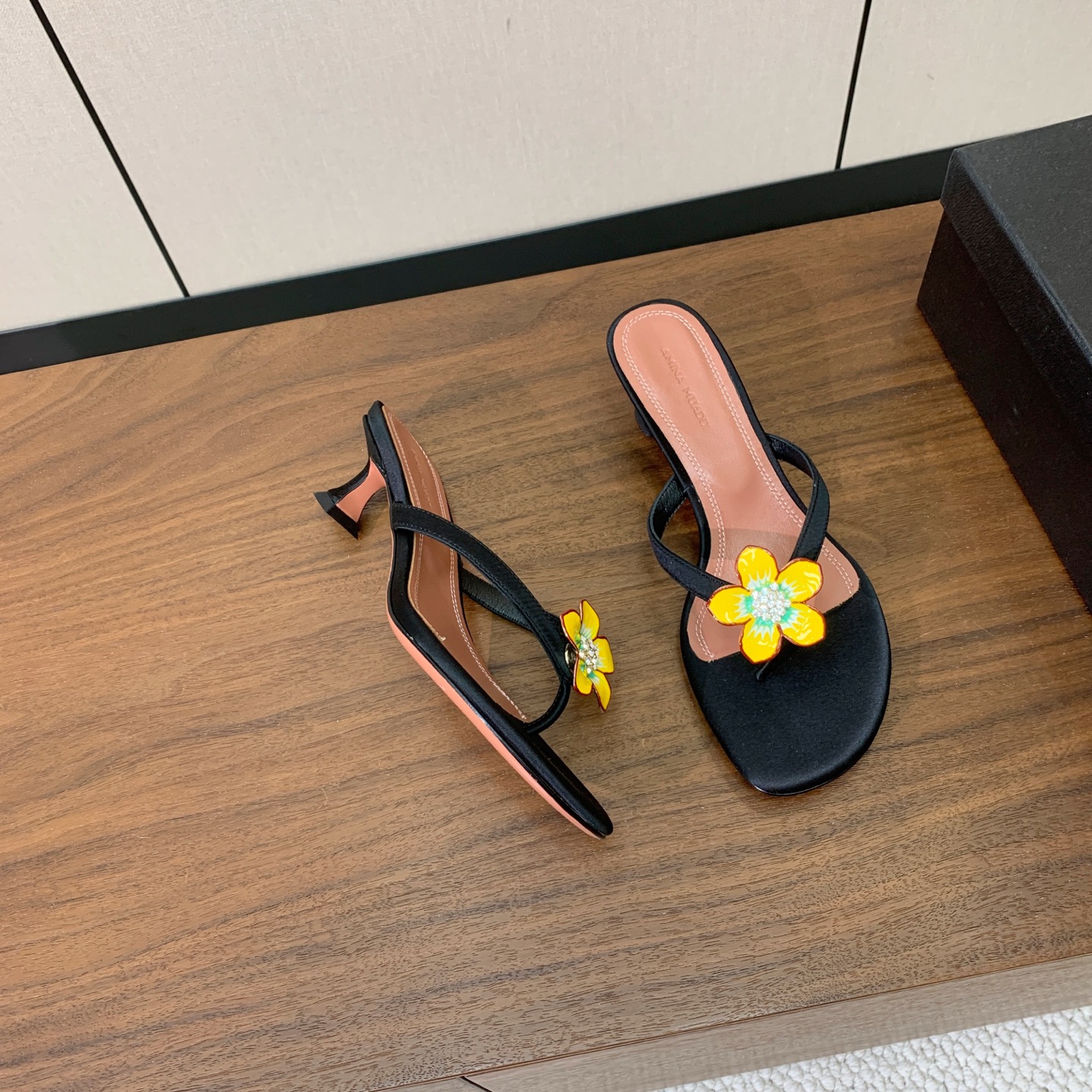 【Amina Muaddi】钻扣花朵拖鞋。细腻柔美，仿佛穿上了春天的浪漫。鞋面真丝、牛皮。羊皮垫脚，注塑真皮大底。跟高4