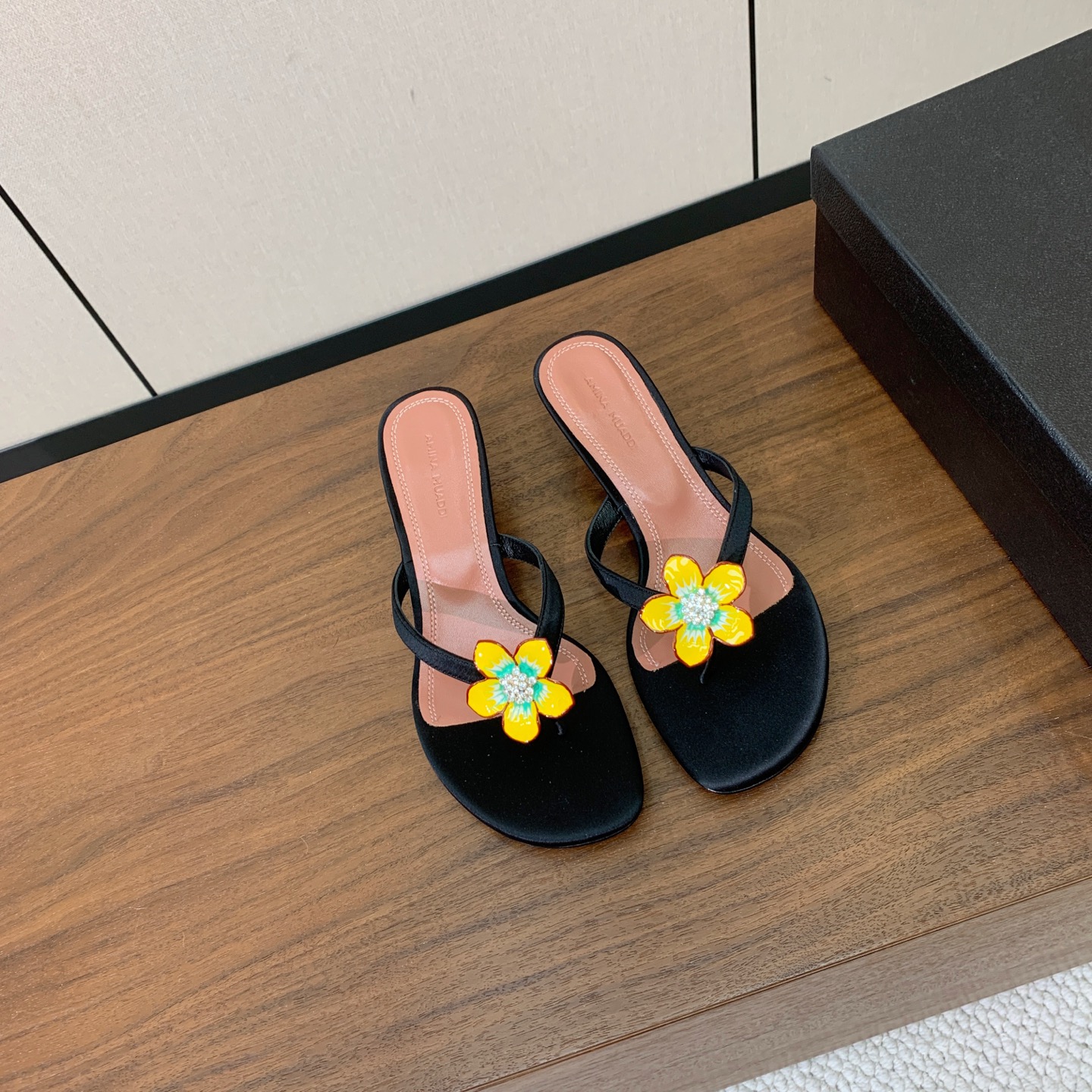 【Amina Muaddi】钻扣花朵拖鞋。细腻柔美，仿佛穿上了春天的浪漫。鞋面真丝、牛皮。羊皮垫脚，注塑真皮大底。跟高4