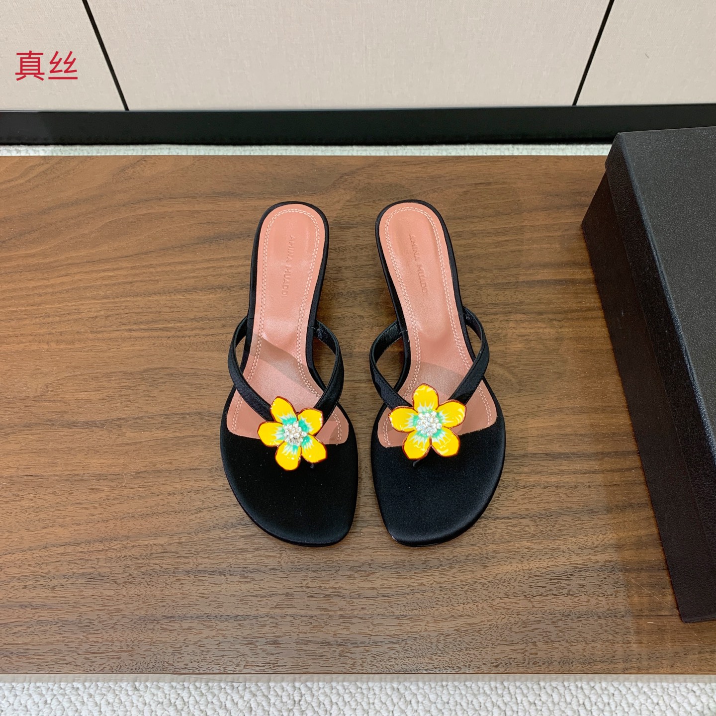 【Amina Muaddi】钻扣花朵拖鞋。细腻柔美,仿佛穿上了春天的浪漫。鞋面真丝、牛皮。羊皮垫脚,注塑真皮大底。跟高4 【Amina Muaddi】钻扣花朵拖鞋。细腻柔美,仿佛穿上了春天的浪漫。鞋面真丝、牛皮。羊皮垫脚,注塑真皮大底。跟高4