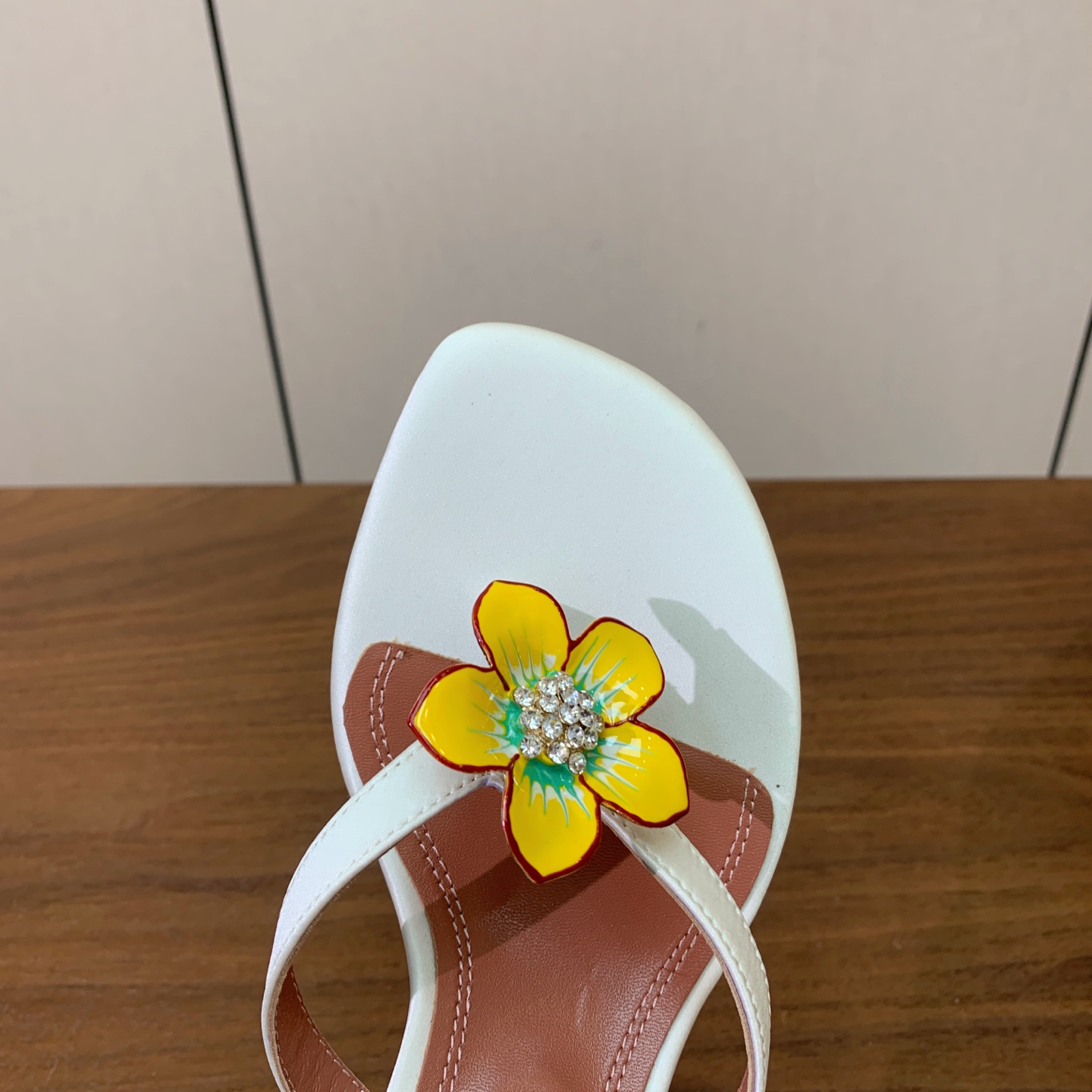 【Amina Muaddi】钻扣花朵拖鞋。细腻柔美，仿佛穿上了春天的浪漫。鞋面真丝、牛皮。羊皮垫脚，注塑真皮大底。跟高4