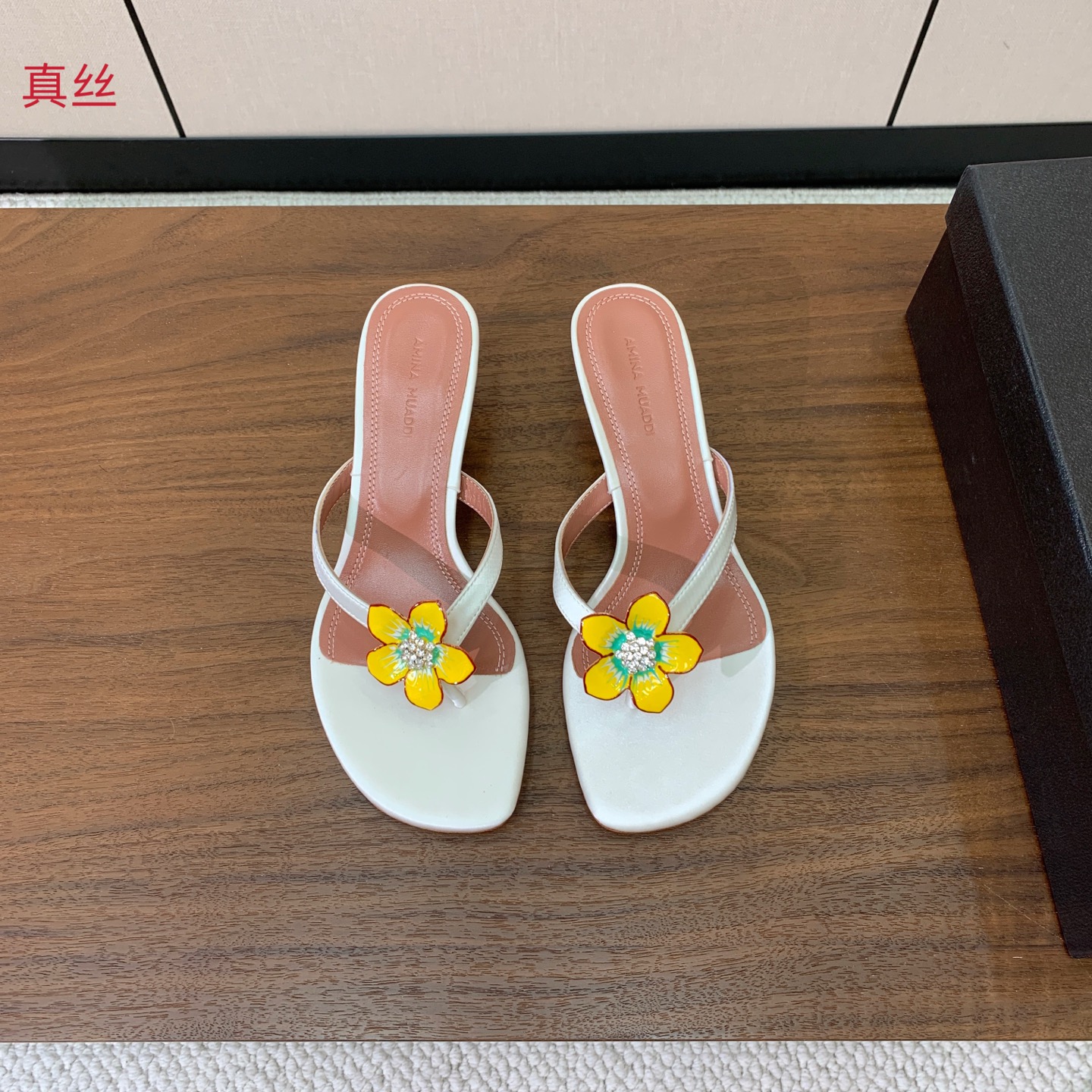 【Amina Muaddi】钻扣花朵拖鞋。细腻柔美,仿佛穿上了春天的浪漫。鞋面真丝、牛皮。羊皮垫脚,注塑真皮大底。跟高4 【Amina Muaddi】钻扣花朵拖鞋。细腻柔美,仿佛穿上了春天的浪漫。鞋面真丝、牛皮。羊皮垫脚,注塑真皮大底。跟高4