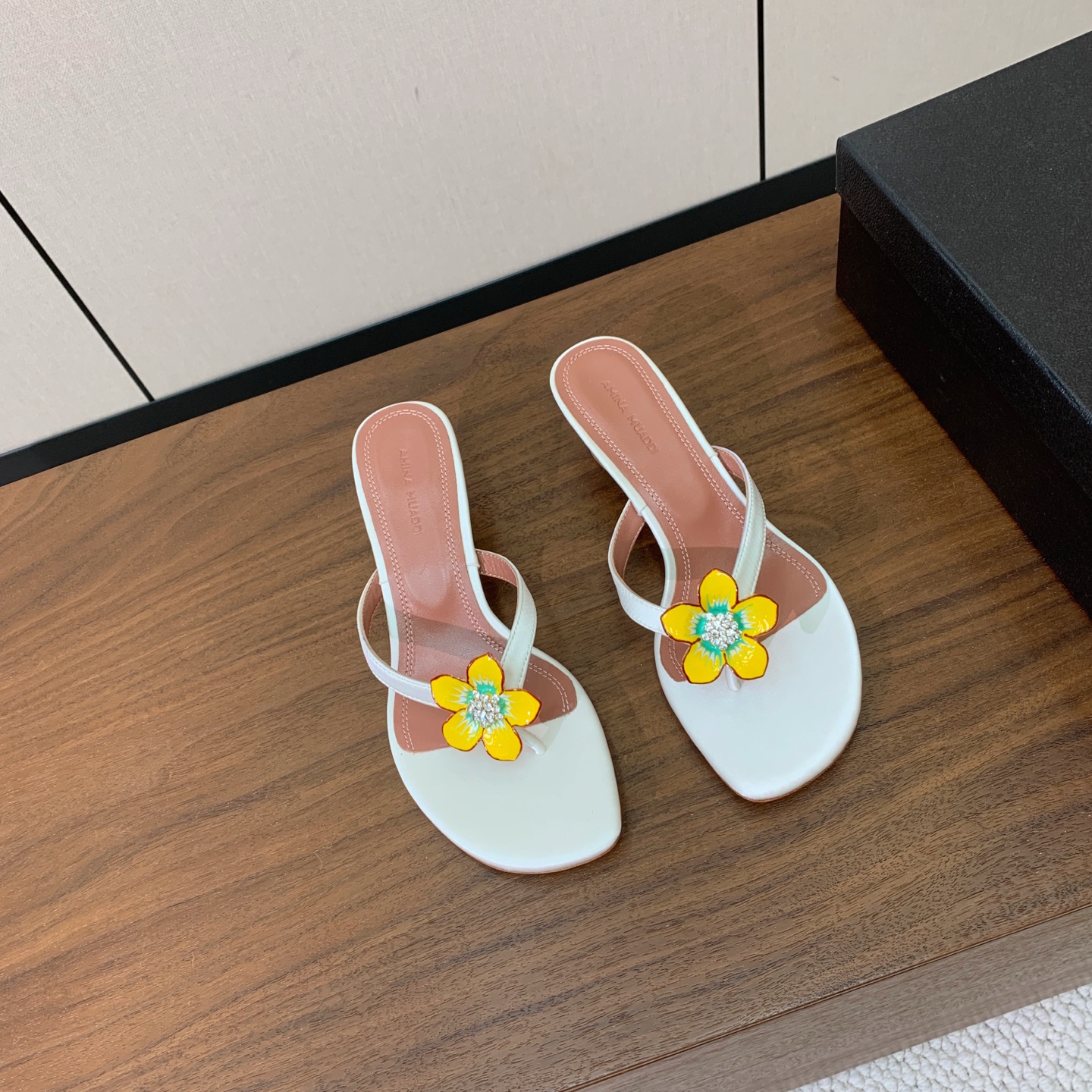 【Amina Muaddi】钻扣花朵拖鞋。细腻柔美，仿佛穿上了春天的浪漫。鞋面真丝、牛皮。羊皮垫脚，注塑真皮大底。跟高4