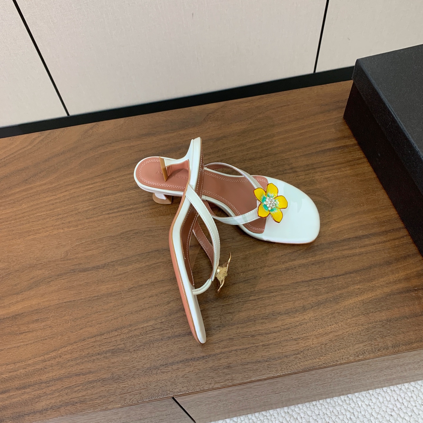 【Amina Muaddi】钻扣花朵拖鞋。细腻柔美，仿佛穿上了春天的浪漫。鞋面真丝、牛皮。羊皮垫脚，注塑真皮大底。跟高4