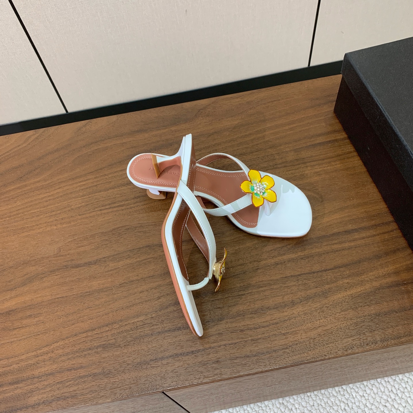 【Amina Muaddi】钻扣花朵拖鞋。细腻柔美，仿佛穿上了春天的浪漫。鞋面真丝、牛皮。羊皮垫脚，注塑真皮大底。跟高4