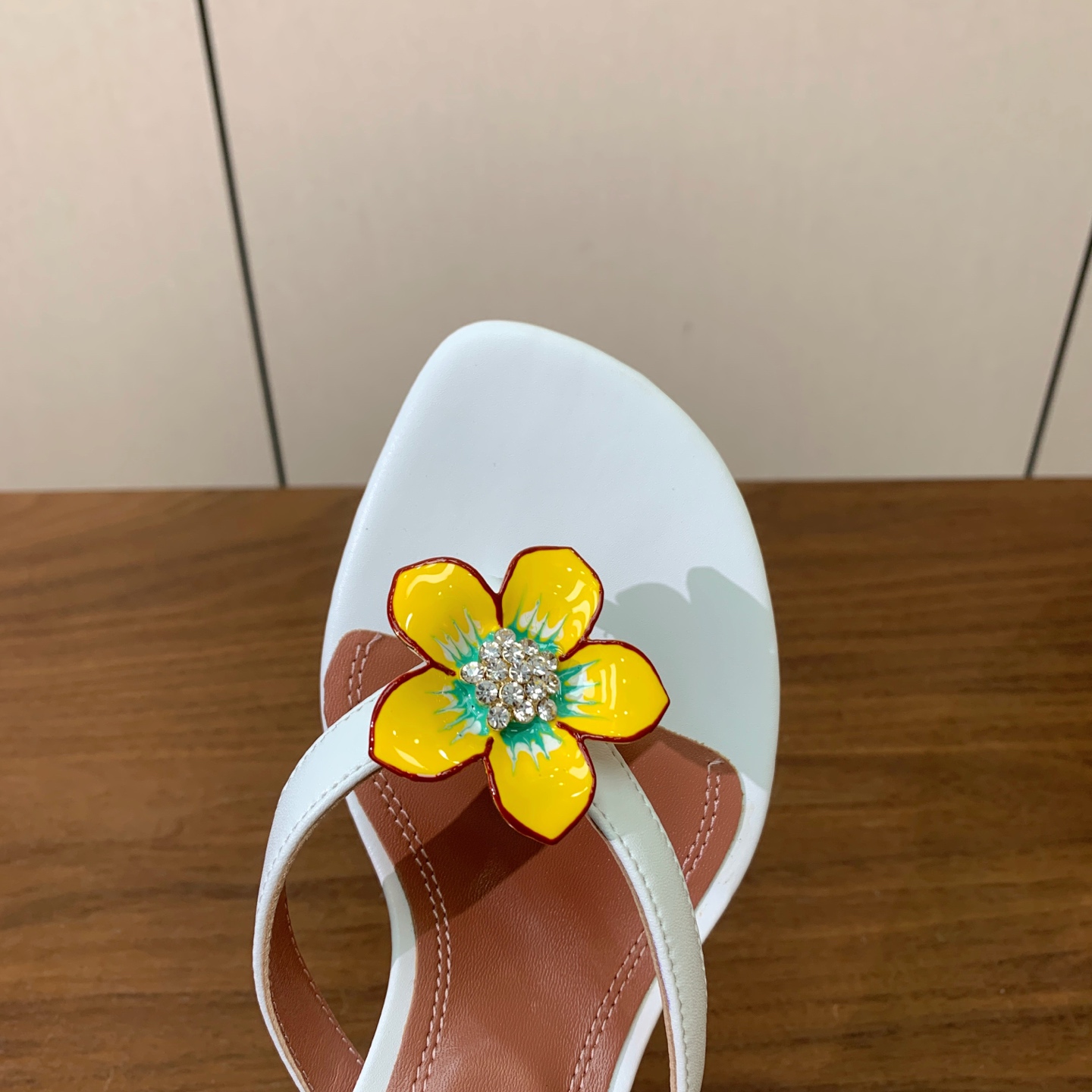 【Amina Muaddi】钻扣花朵拖鞋。细腻柔美，仿佛穿上了春天的浪漫。鞋面真丝、牛皮。羊皮垫脚，注塑真皮大底。跟高4
