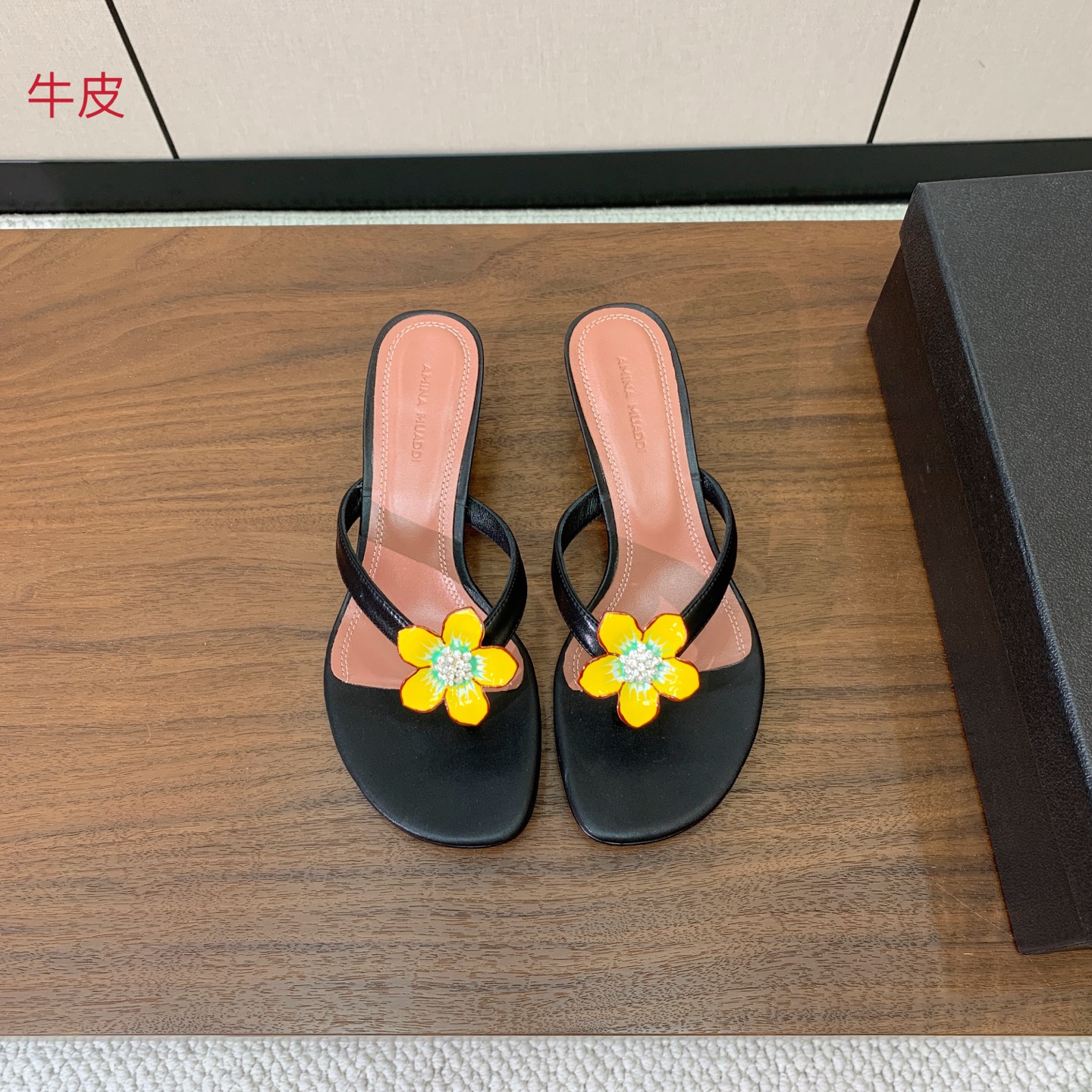 【Amina Muaddi】钻扣花朵拖鞋。细腻柔美,仿佛穿上了春天的浪漫。鞋面真丝、牛皮。羊皮垫脚,注塑真皮大底。跟高4 【Amina Muaddi】钻扣花朵拖鞋。细腻柔美,仿佛穿上了春天的浪漫。鞋面真丝、牛皮。羊皮垫脚,注塑真皮大底。跟高4