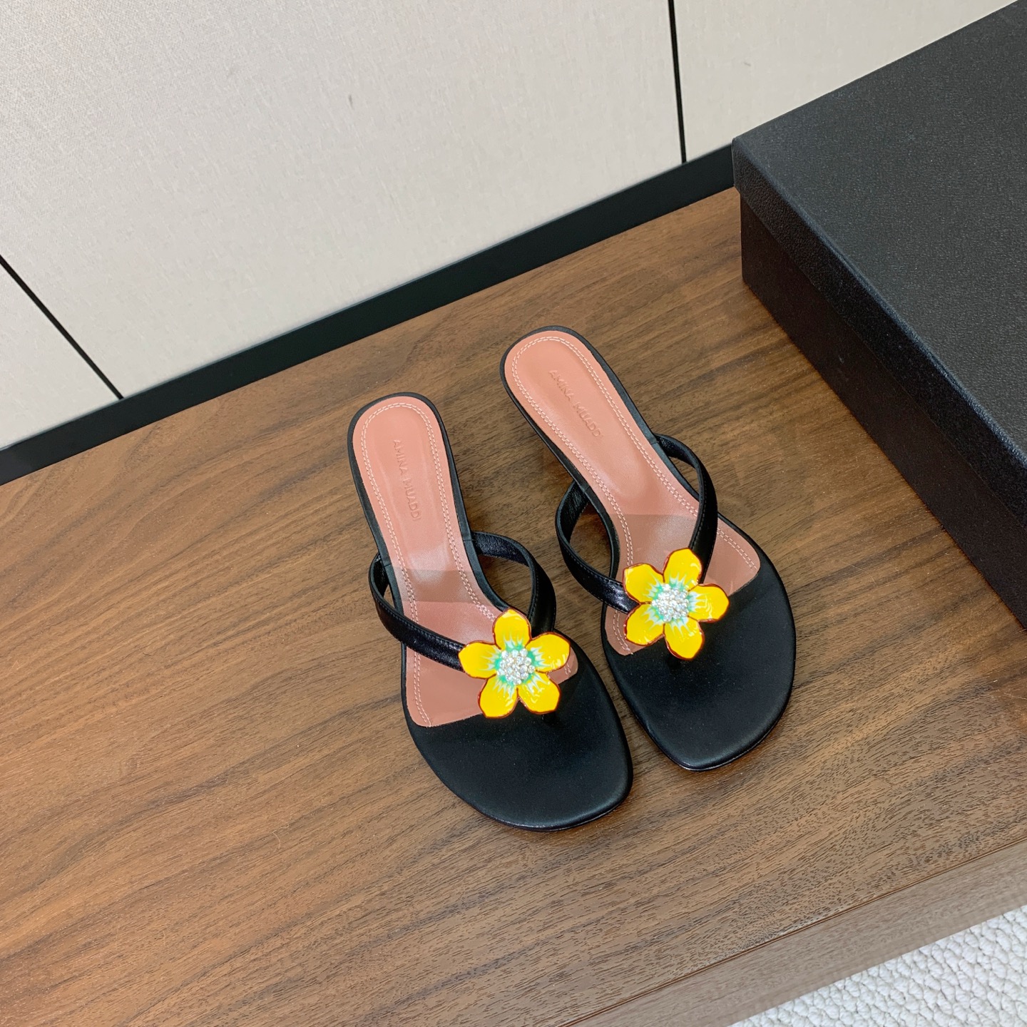 【Amina Muaddi】钻扣花朵拖鞋。细腻柔美，仿佛穿上了春天的浪漫。鞋面真丝、牛皮。羊皮垫脚，注塑真皮大底。跟高4