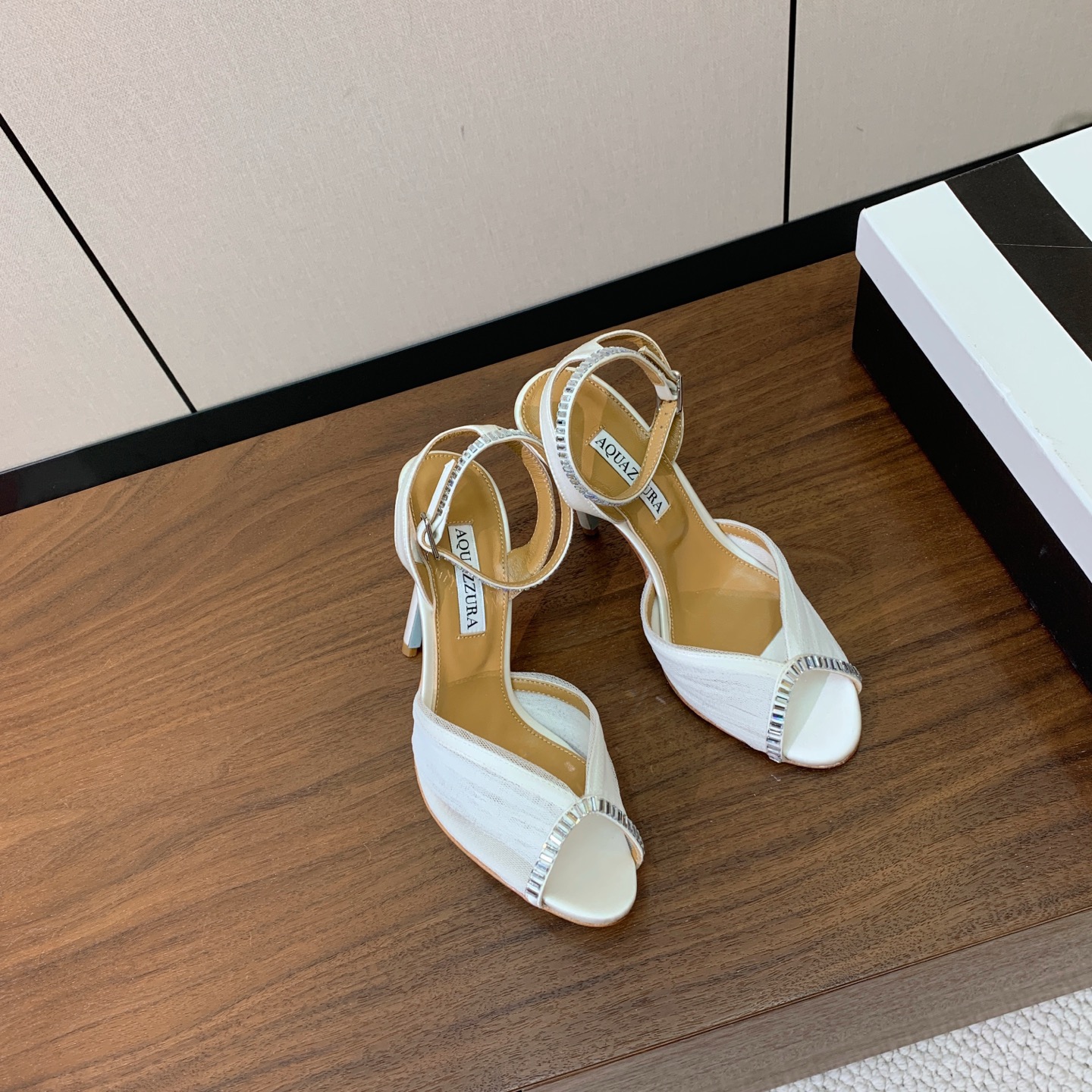 【AQUAZZUR* 】网纱钻面凉鞋。性感的代言品牌。鞋面网纱➕真丝烫钻。羊皮垫脚，真皮大底。跟高10cm 码数：35-