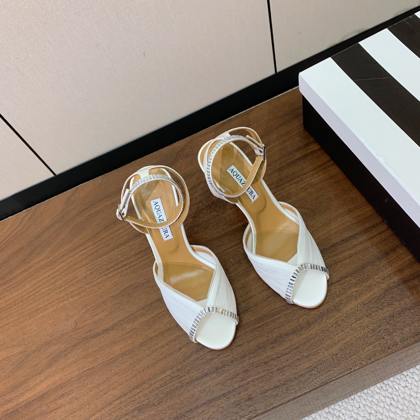 【AQUAZZUR* 】网纱钻面凉鞋。性感的代言品牌。鞋面网纱➕真丝烫钻。羊皮垫脚，真皮大底。跟高10cm 码数：35-