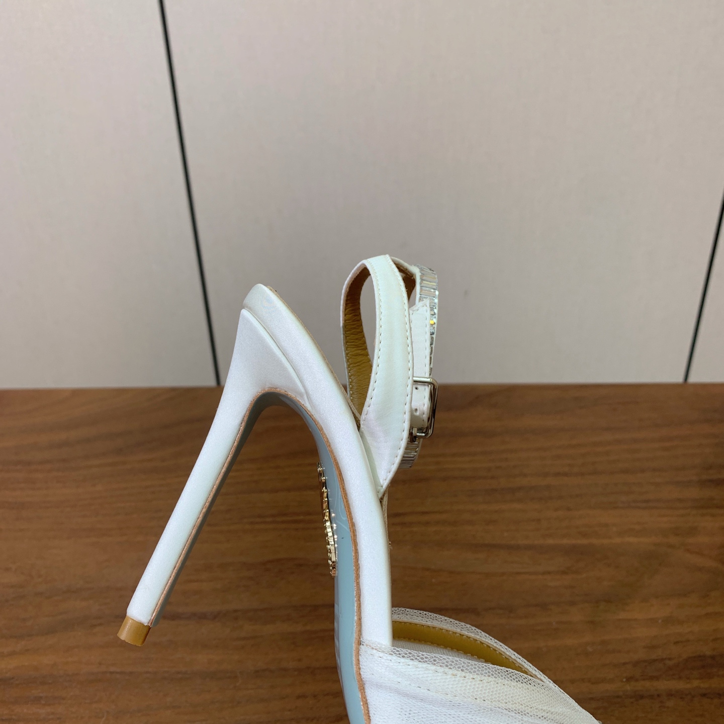 【AQUAZZUR* 】网纱钻面凉鞋。性感的代言品牌。鞋面网纱➕真丝烫钻。羊皮垫脚，真皮大底。跟高10cm 码数：35-