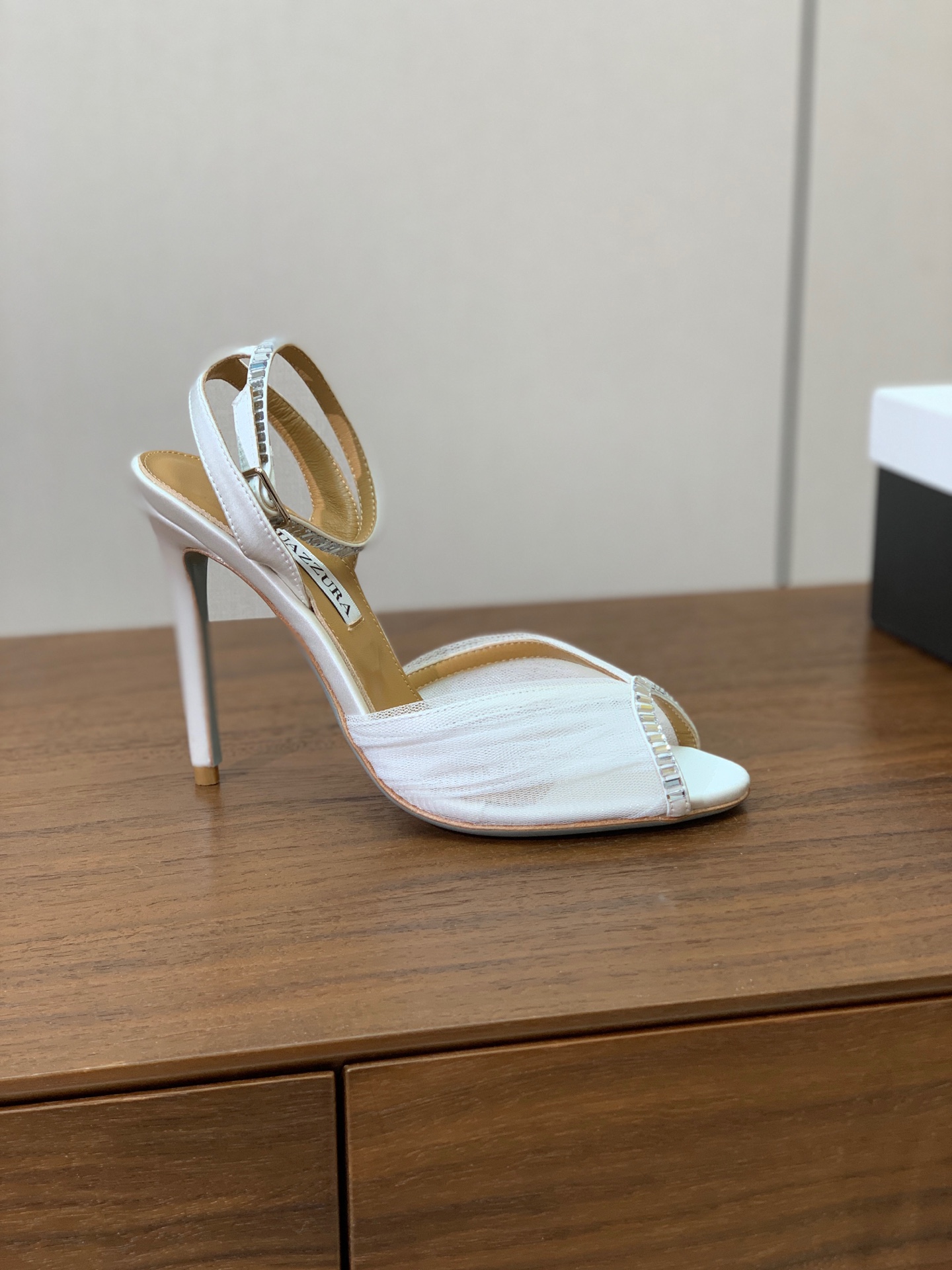 【AQUAZZUR* 】网纱钻面凉鞋。性感的代言品牌。鞋面网纱➕真丝烫钻。羊皮垫脚，真皮大底。跟高10cm 码数：35-