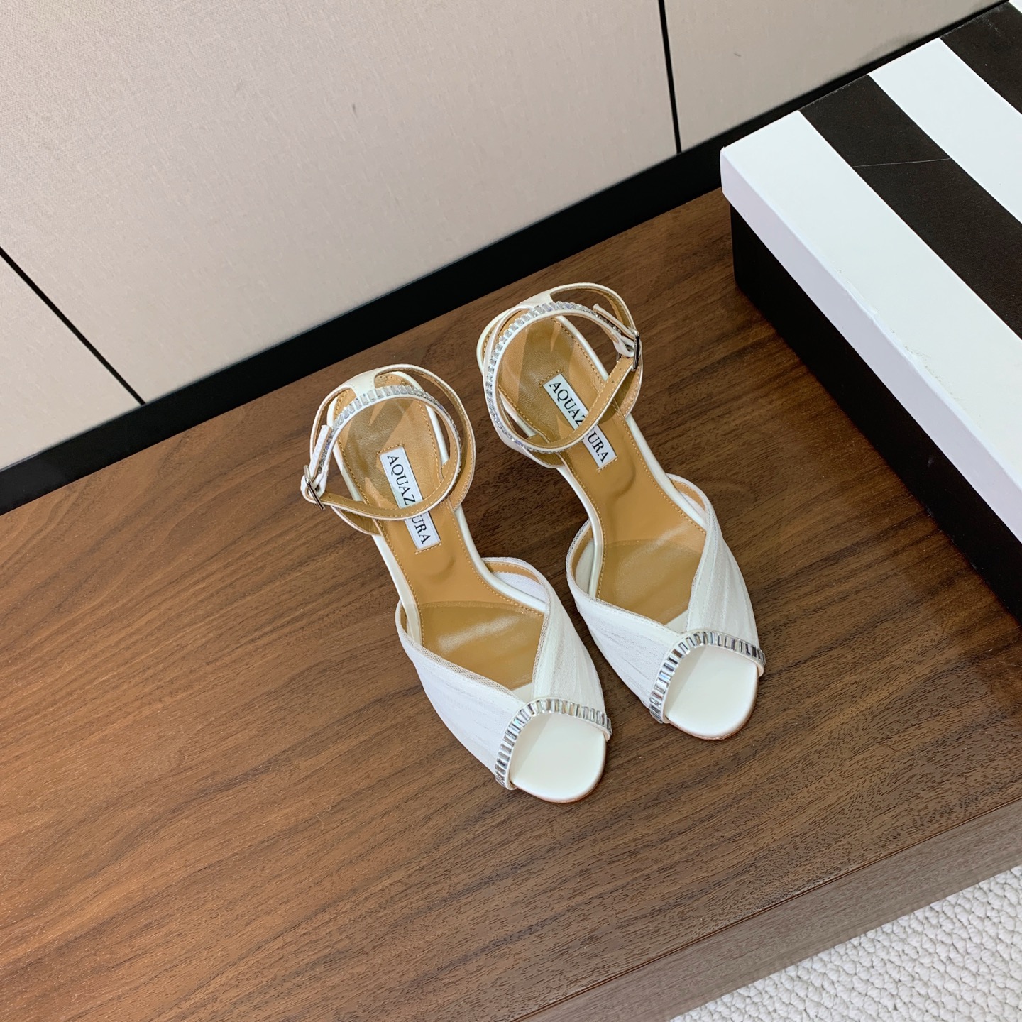 【AQUAZZUR* 】网纱钻面凉鞋。性感的代言品牌。鞋面网纱➕真丝烫钻。羊皮垫脚，真皮大底。跟高10cm 码数：35-
