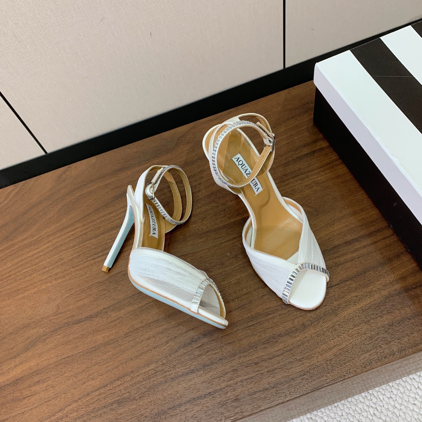 【AQUAZZUR* 】网纱钻面凉鞋。性感的代言品牌。鞋面网纱➕真丝烫钻。羊皮垫脚，真皮大底。跟高10cm 码数：35-