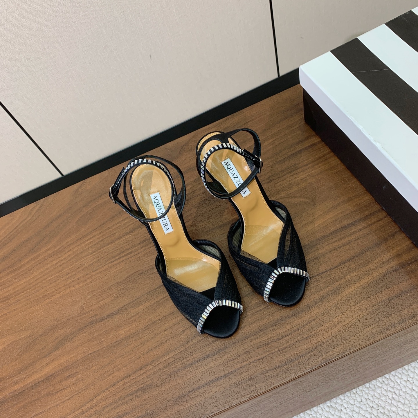 【AQUAZZUR* 】网纱钻面凉鞋。性感的代言品牌。鞋面网纱➕真丝烫钻。羊皮垫脚，真皮大底。跟高10cm 码数：35-