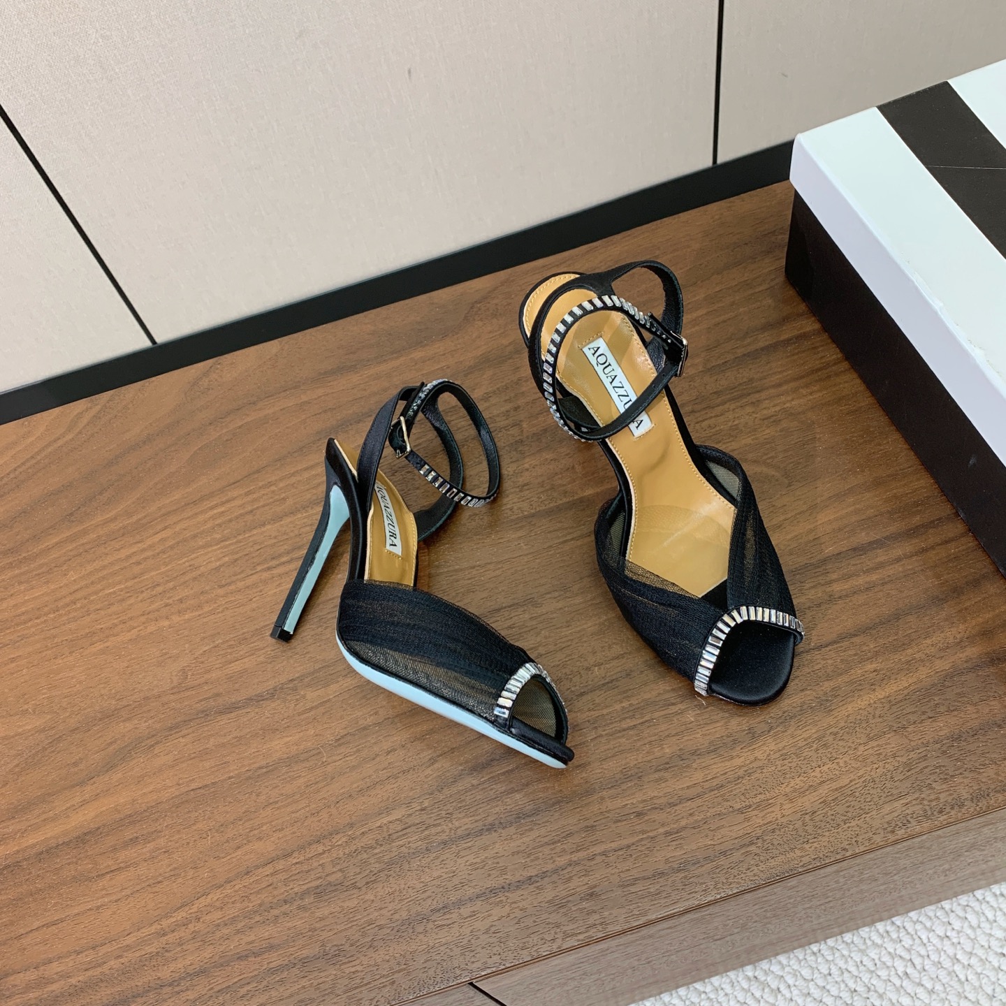 【AQUAZZUR* 】网纱钻面凉鞋。性感的代言品牌。鞋面网纱➕真丝烫钻。羊皮垫脚，真皮大底。跟高10cm 码数：35-