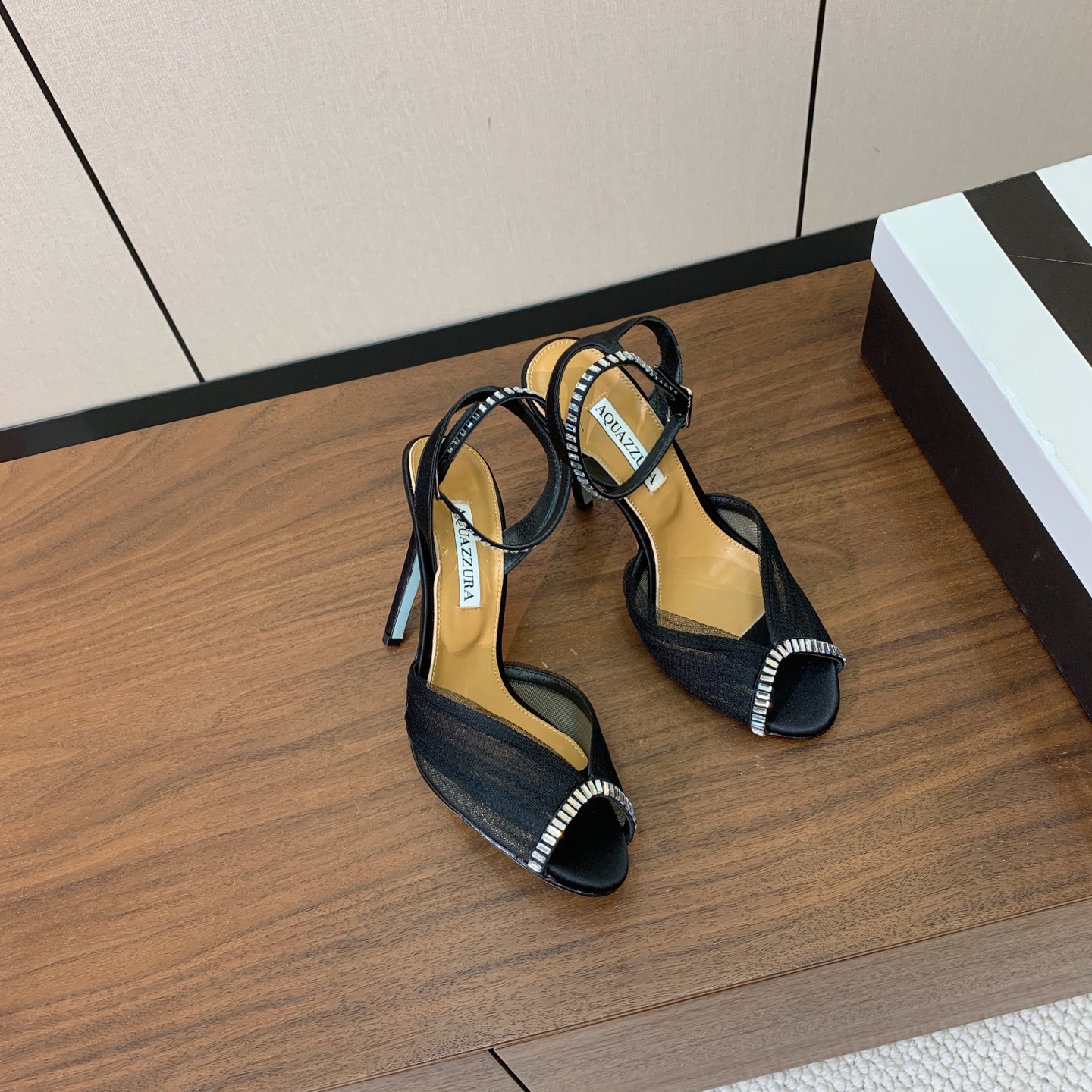 【AQUAZZUR* 】网纱钻面凉鞋。性感的代言品牌。鞋面网纱➕真丝烫钻。羊皮垫脚，真皮大底。跟高10cm 码数：35-