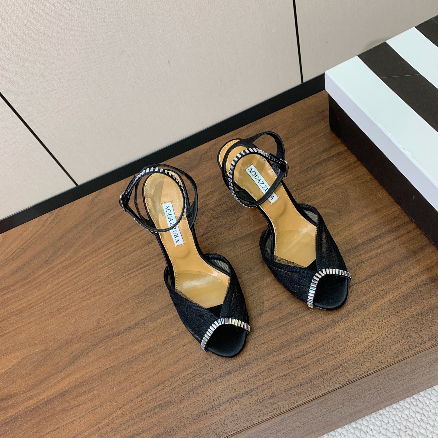 【AQUAZZUR* 】网纱钻面凉鞋。性感的代言品牌。鞋面网纱➕真丝烫钻。羊皮垫脚，真皮大底。跟高10cm 码数：35-