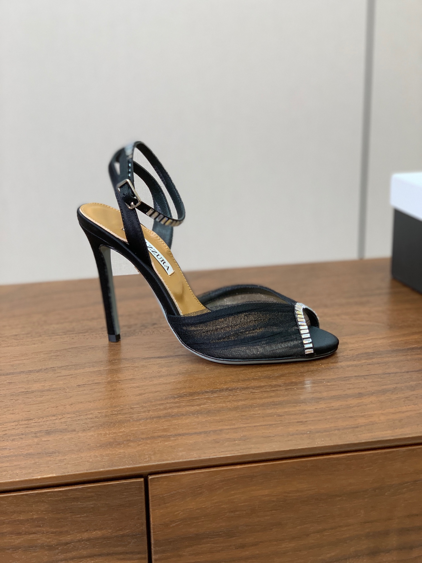 【AQUAZZUR* 】网纱钻面凉鞋。性感的代言品牌。鞋面网纱➕真丝烫钻。羊皮垫脚，真皮大底。跟高10cm 码数：35-