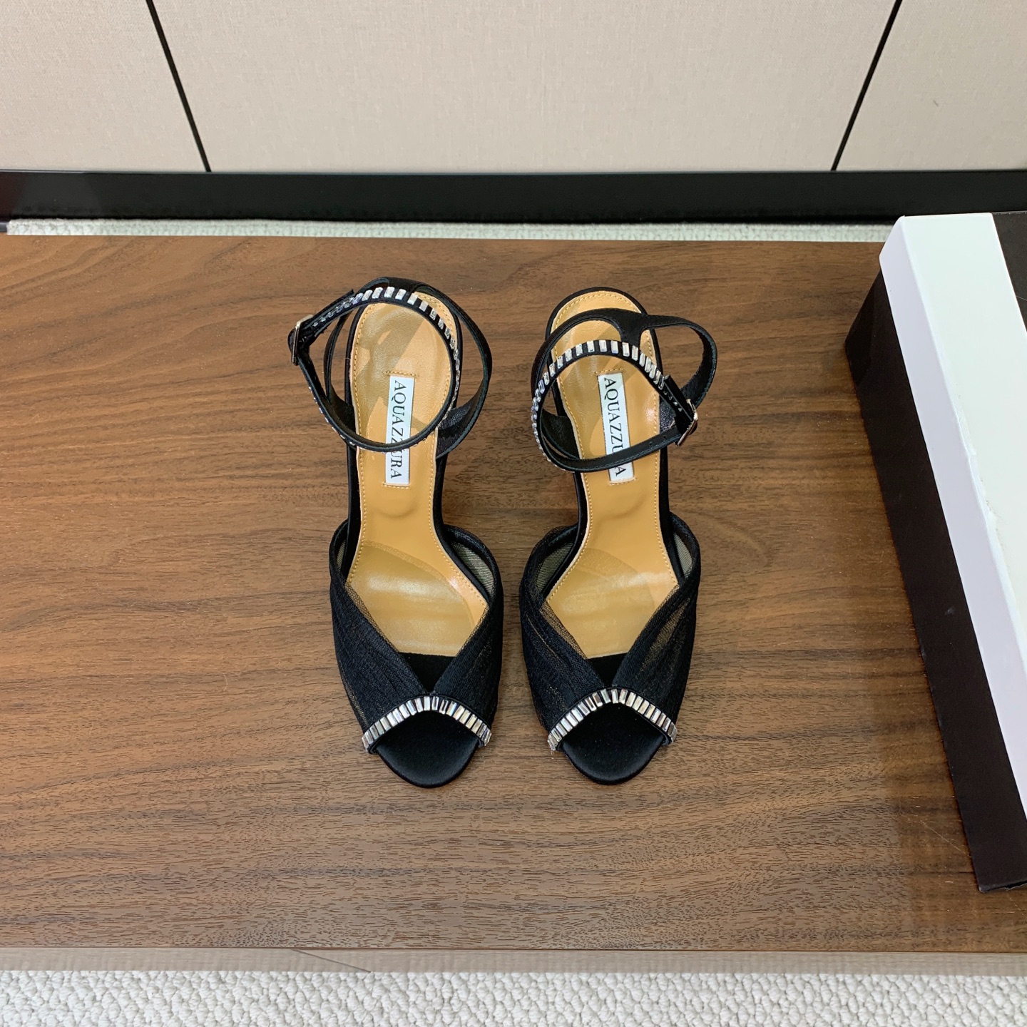 【AQUAZZUR* 】网纱钻面凉鞋。性感的代言品牌。鞋面网纱➕真丝烫钻。羊皮垫脚,真皮大底。跟高10cm 码数:35- 【AQUAZZUR* 】网纱钻面凉鞋。性感的代言品牌。鞋面网纱➕真丝烫钻。羊皮垫脚,真皮大底。跟高10cm 码数:35-