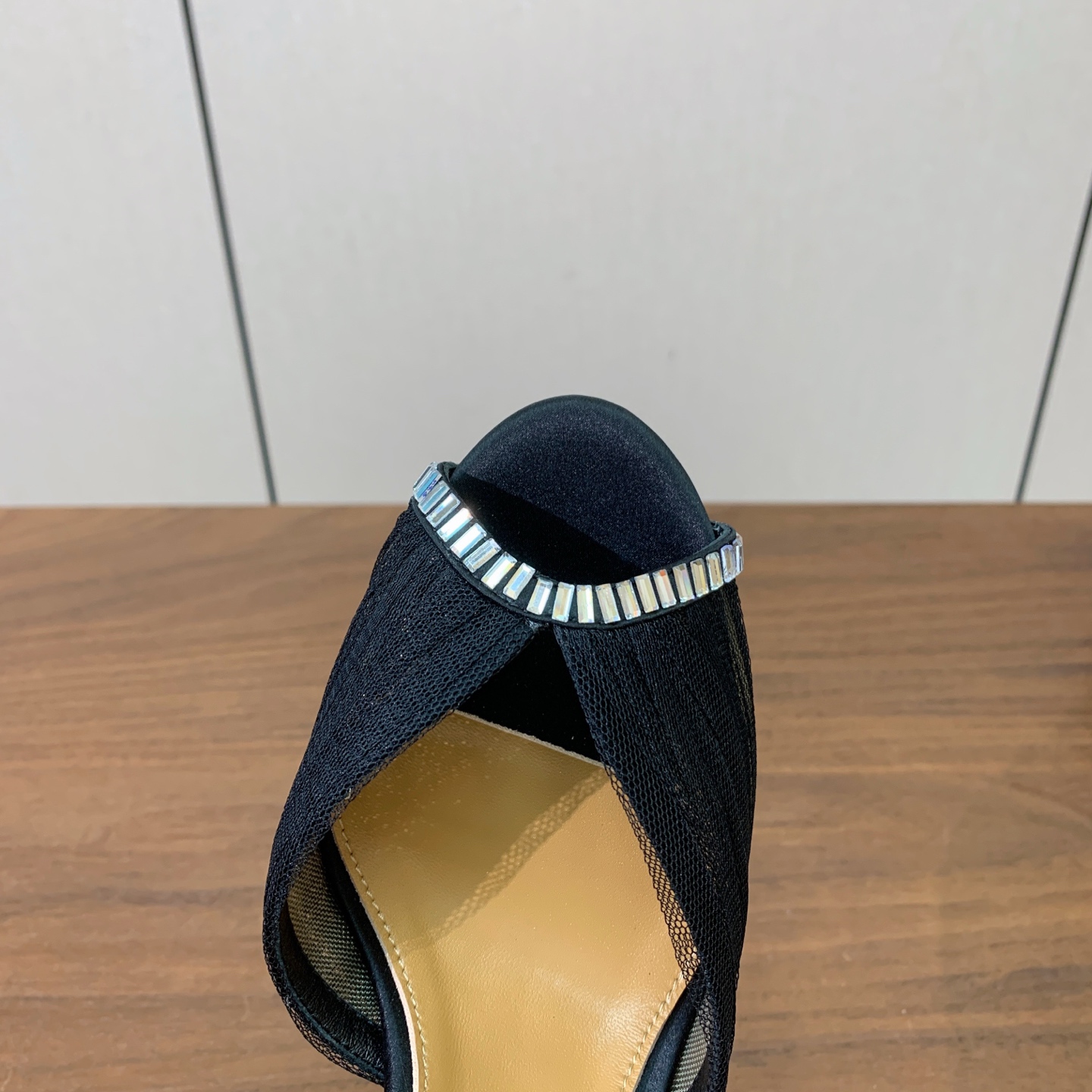 【AQUAZZUR* 】网纱钻面凉鞋。性感的代言品牌。鞋面网纱➕真丝烫钻。羊皮垫脚，真皮大底。跟高10cm 码数：35-