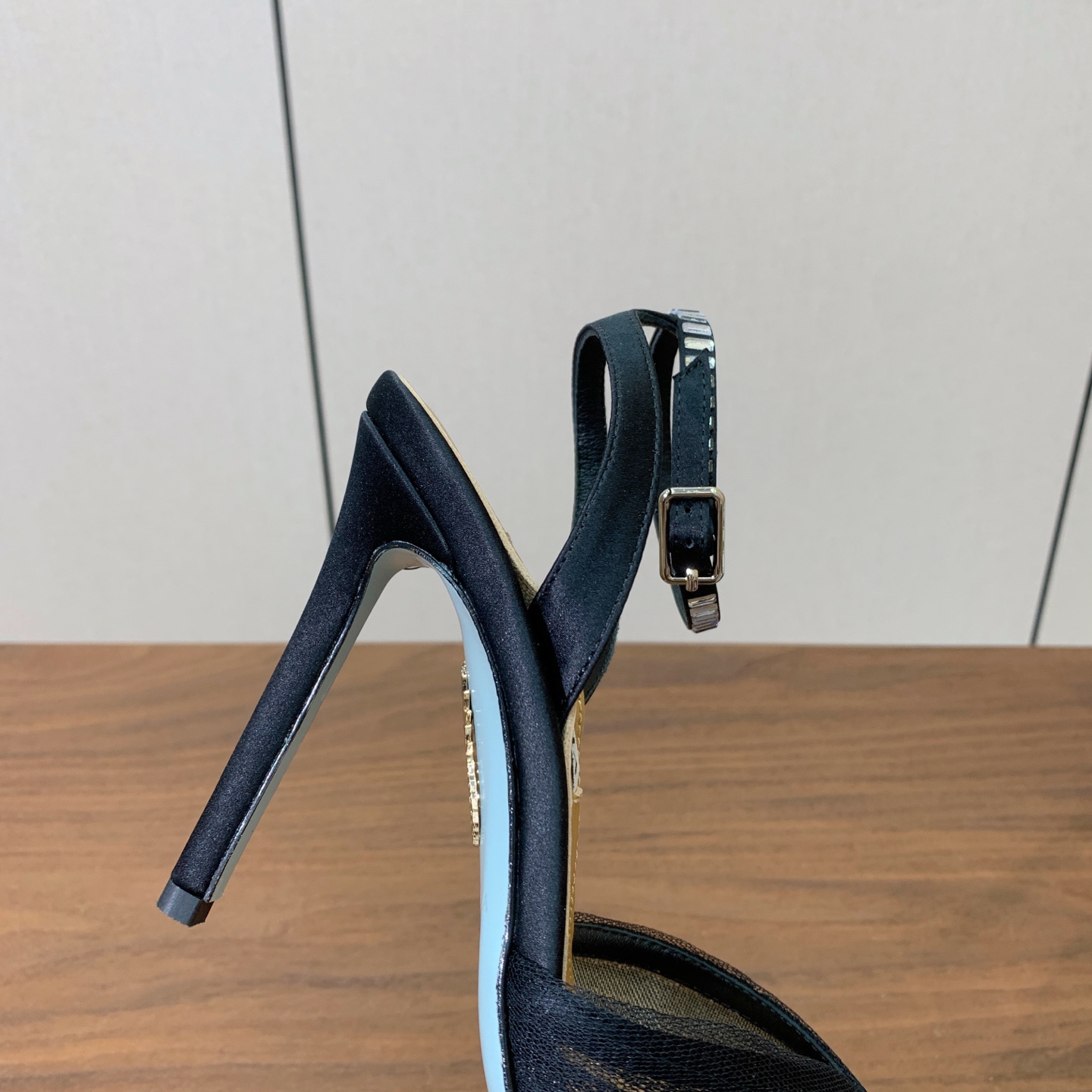 【AQUAZZUR* 】网纱钻面凉鞋。性感的代言品牌。鞋面网纱➕真丝烫钻。羊皮垫脚，真皮大底。跟高10cm 码数：35-