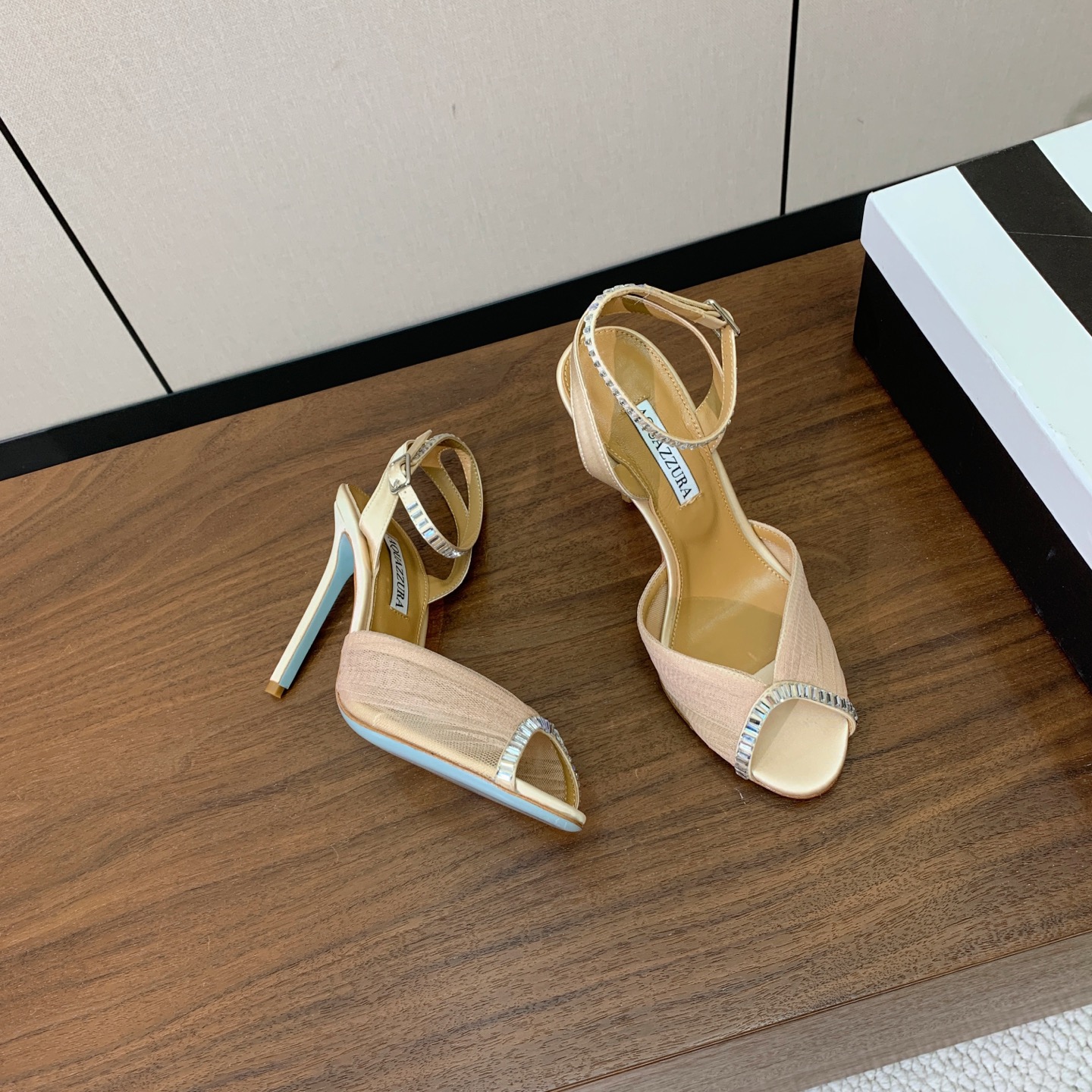 【AQUAZZUR* 】网纱钻面凉鞋。性感的代言品牌。鞋面网纱➕真丝烫钻。羊皮垫脚，真皮大底。跟高10cm 码数：35-