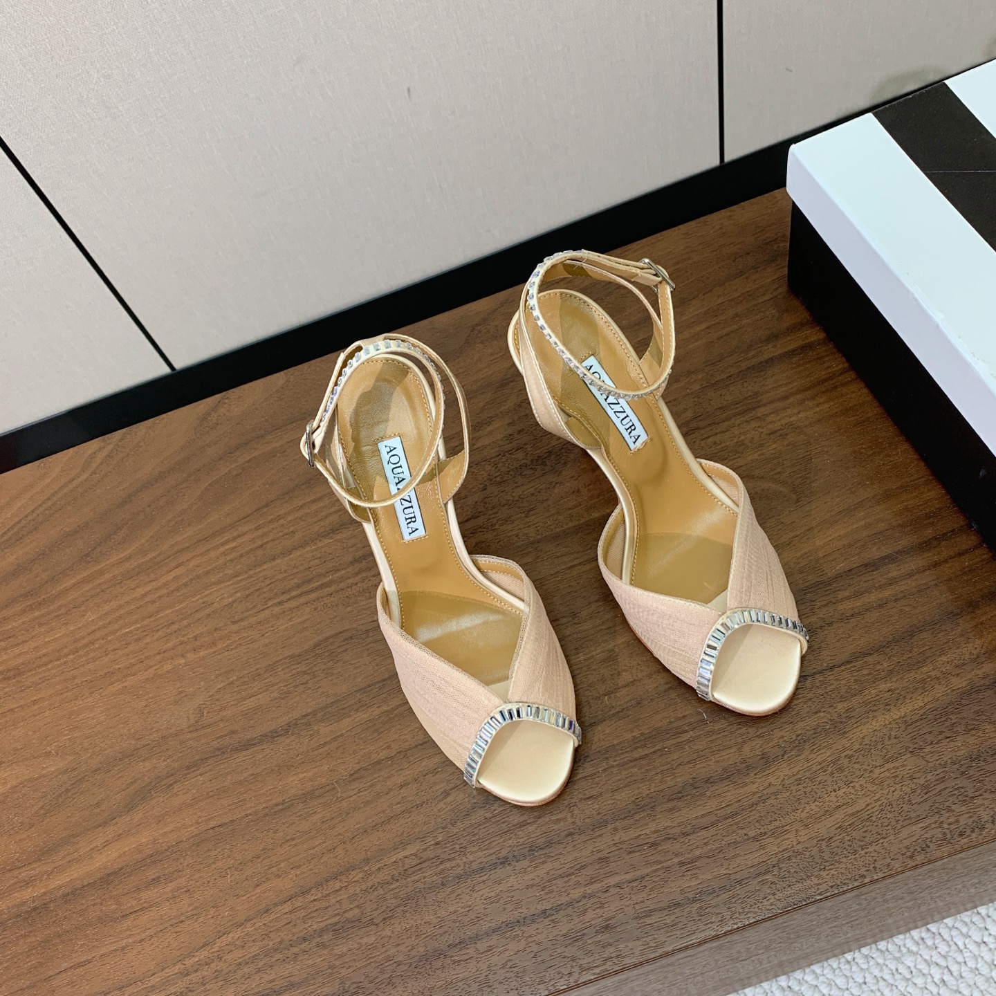 【AQUAZZUR* 】网纱钻面凉鞋。性感的代言品牌。鞋面网纱➕真丝烫钻。羊皮垫脚，真皮大底。跟高10cm 码数：35-