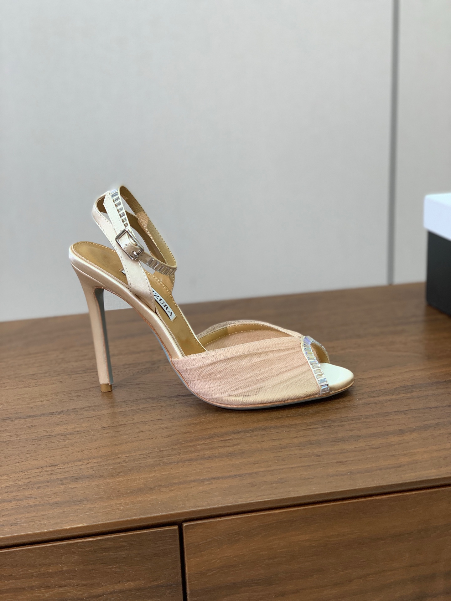 【AQUAZZUR* 】网纱钻面凉鞋。性感的代言品牌。鞋面网纱➕真丝烫钻。羊皮垫脚，真皮大底。跟高10cm 码数：35-