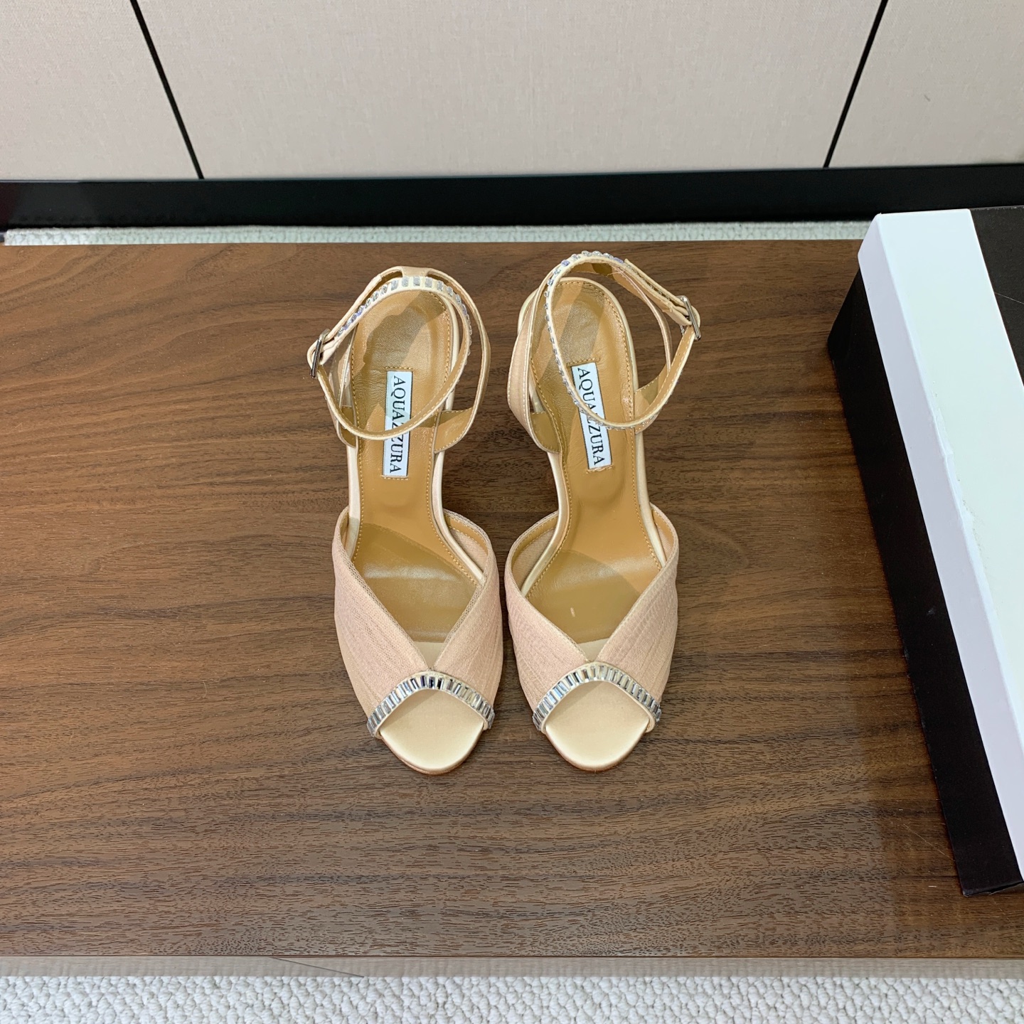 【AQUAZZUR* 】网纱钻面凉鞋。性感的代言品牌。鞋面网纱➕真丝烫钻。羊皮垫脚,真皮大底。跟高10cm 码数:35- 【AQUAZZUR* 】网纱钻面凉鞋。性感的代言品牌。鞋面网纱➕真丝烫钻。羊皮垫脚,真皮大底。跟高10cm 码数:35-