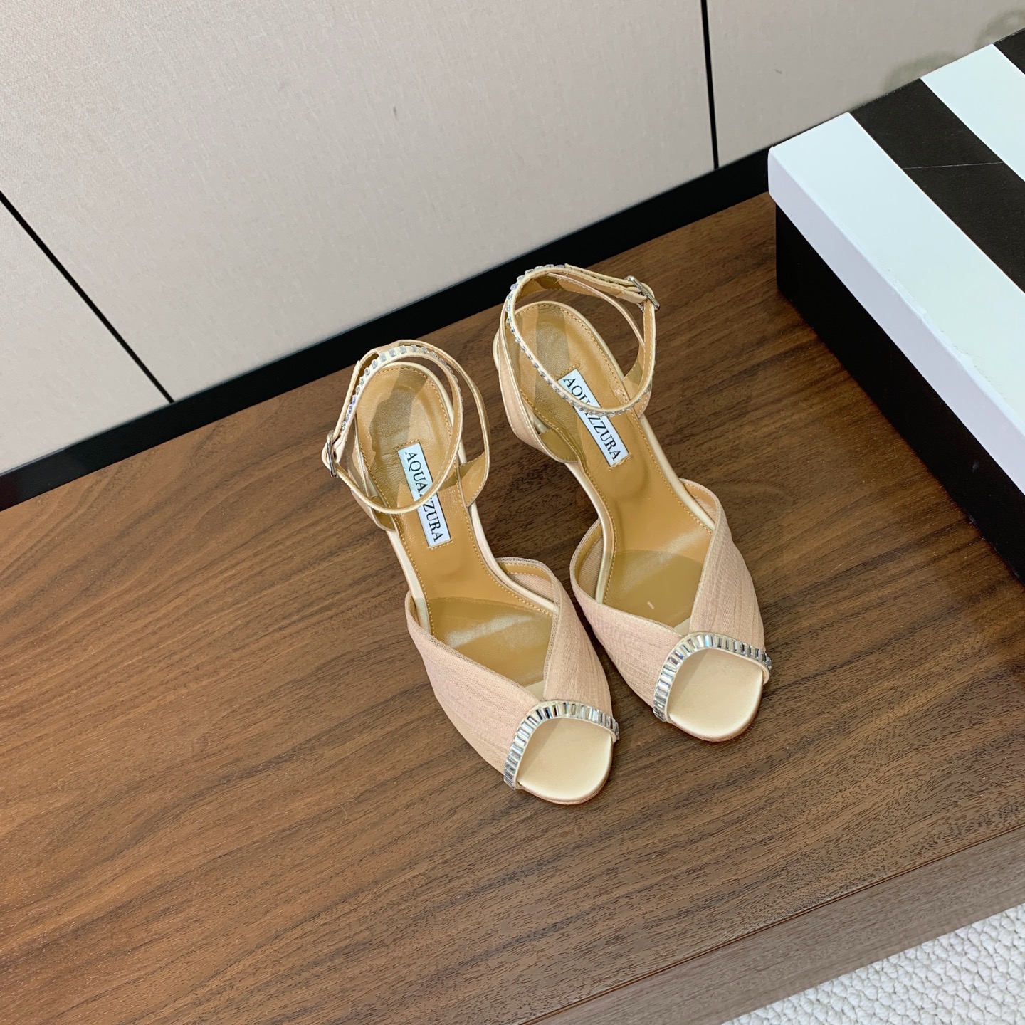 【AQUAZZUR* 】网纱钻面凉鞋。性感的代言品牌。鞋面网纱➕真丝烫钻。羊皮垫脚，真皮大底。跟高10cm 码数：35-