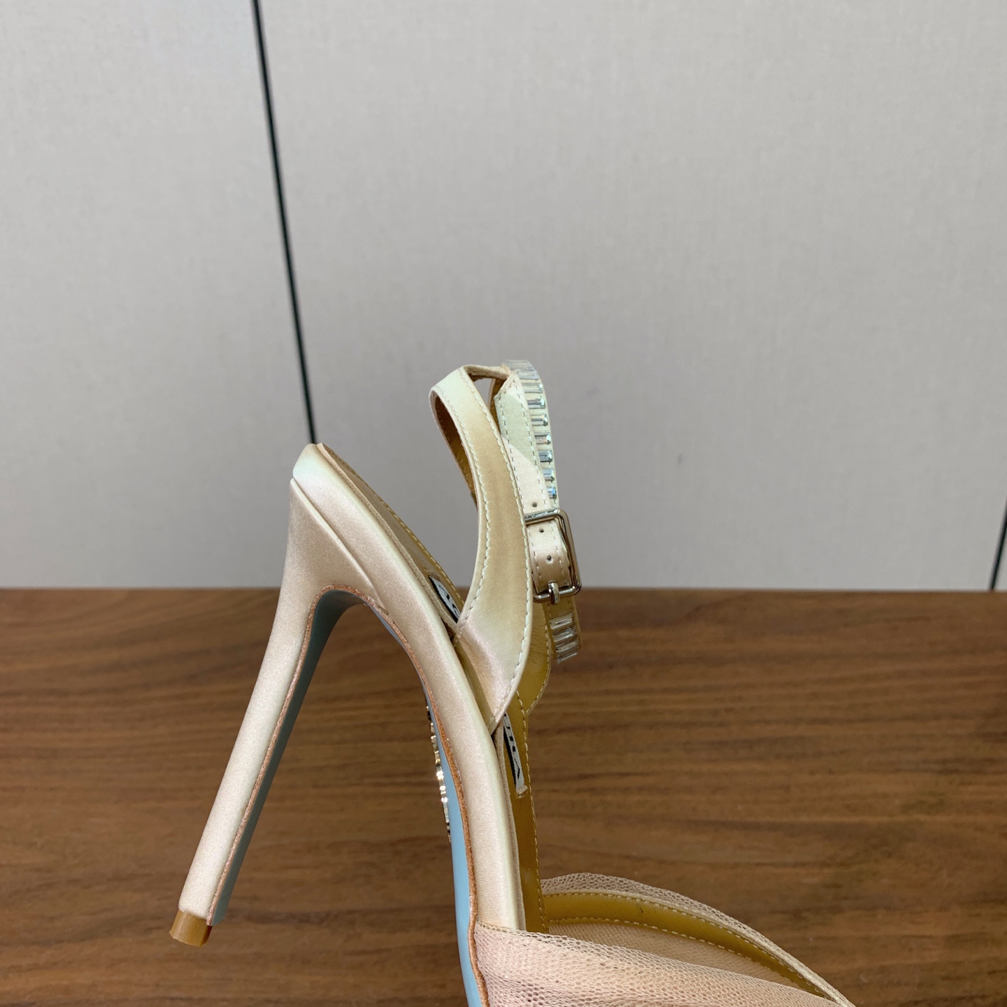 【AQUAZZUR* 】网纱钻面凉鞋。性感的代言品牌。鞋面网纱➕真丝烫钻。羊皮垫脚，真皮大底。跟高10cm 码数：35-