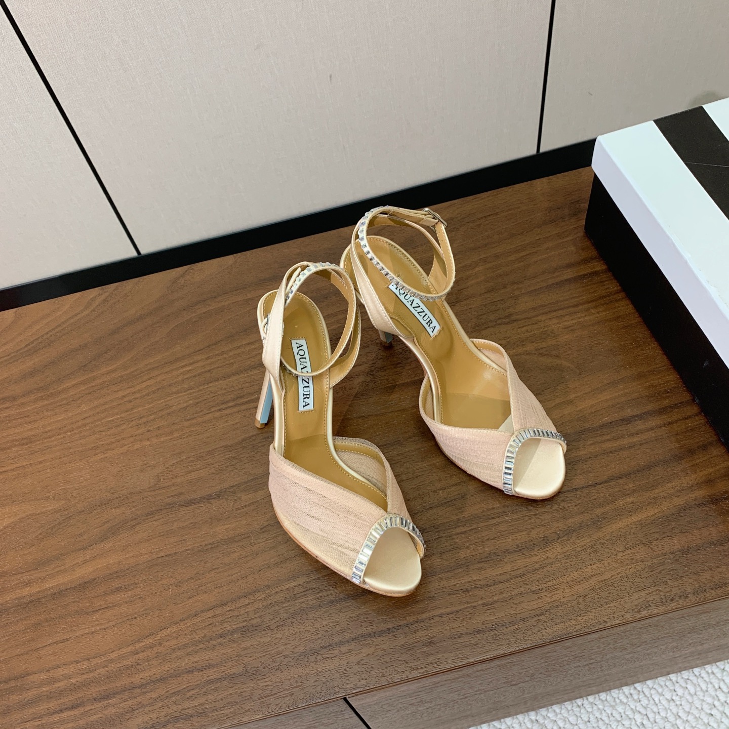 【AQUAZZUR* 】网纱钻面凉鞋。性感的代言品牌。鞋面网纱➕真丝烫钻。羊皮垫脚，真皮大底。跟高10cm 码数：35-