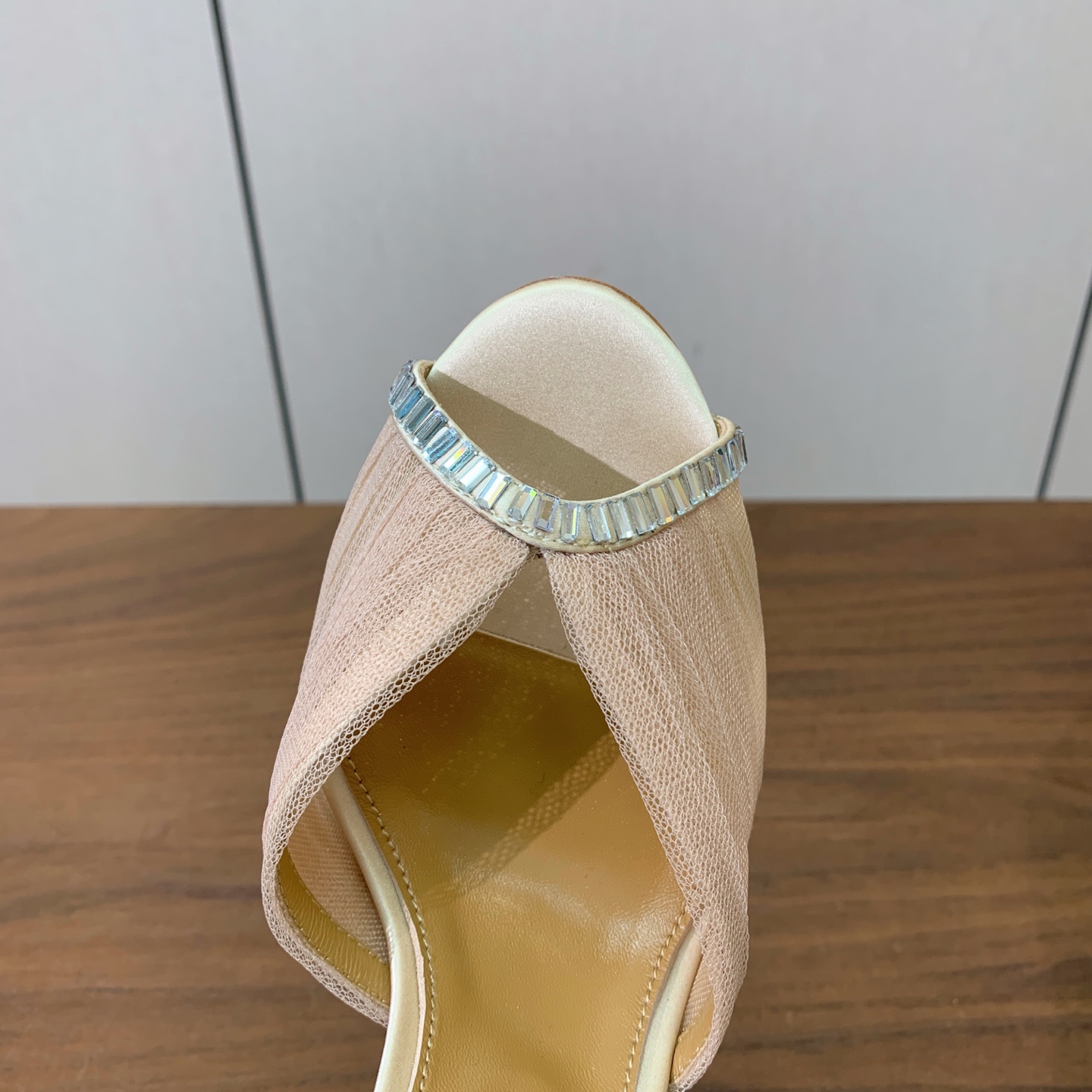 【AQUAZZUR* 】网纱钻面凉鞋。性感的代言品牌。鞋面网纱➕真丝烫钻。羊皮垫脚，真皮大底。跟高10cm 码数：35-