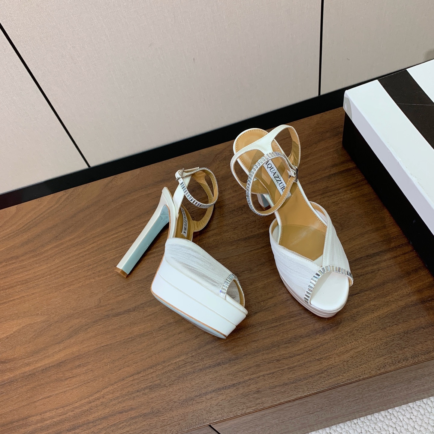 【AQUAZZUR* 】网纱钻面水台凉鞋。性感的代言品牌。鞋面网纱➕真丝烫钻。羊皮垫脚，真皮大底。跟高13cm，水台4c
