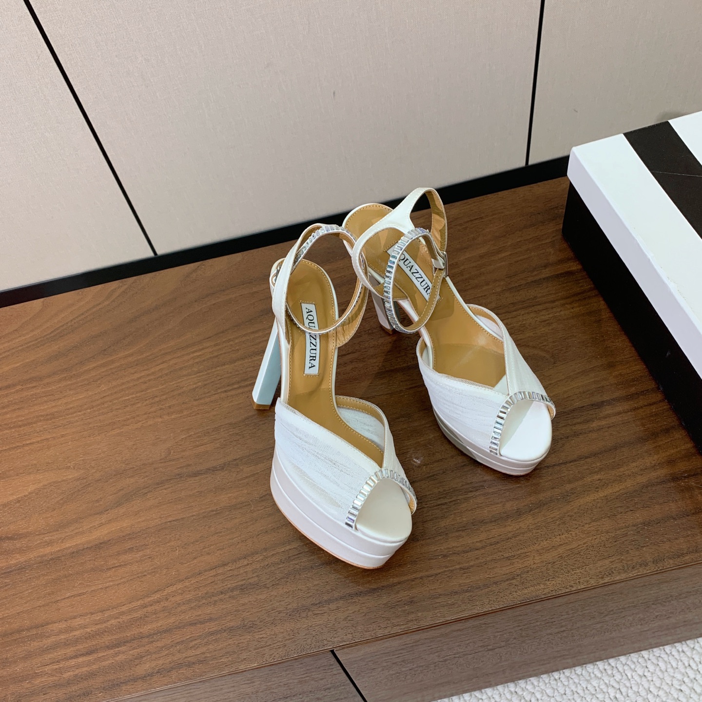 【AQUAZZUR* 】网纱钻面水台凉鞋。性感的代言品牌。鞋面网纱➕真丝烫钻。羊皮垫脚，真皮大底。跟高13cm，水台4c