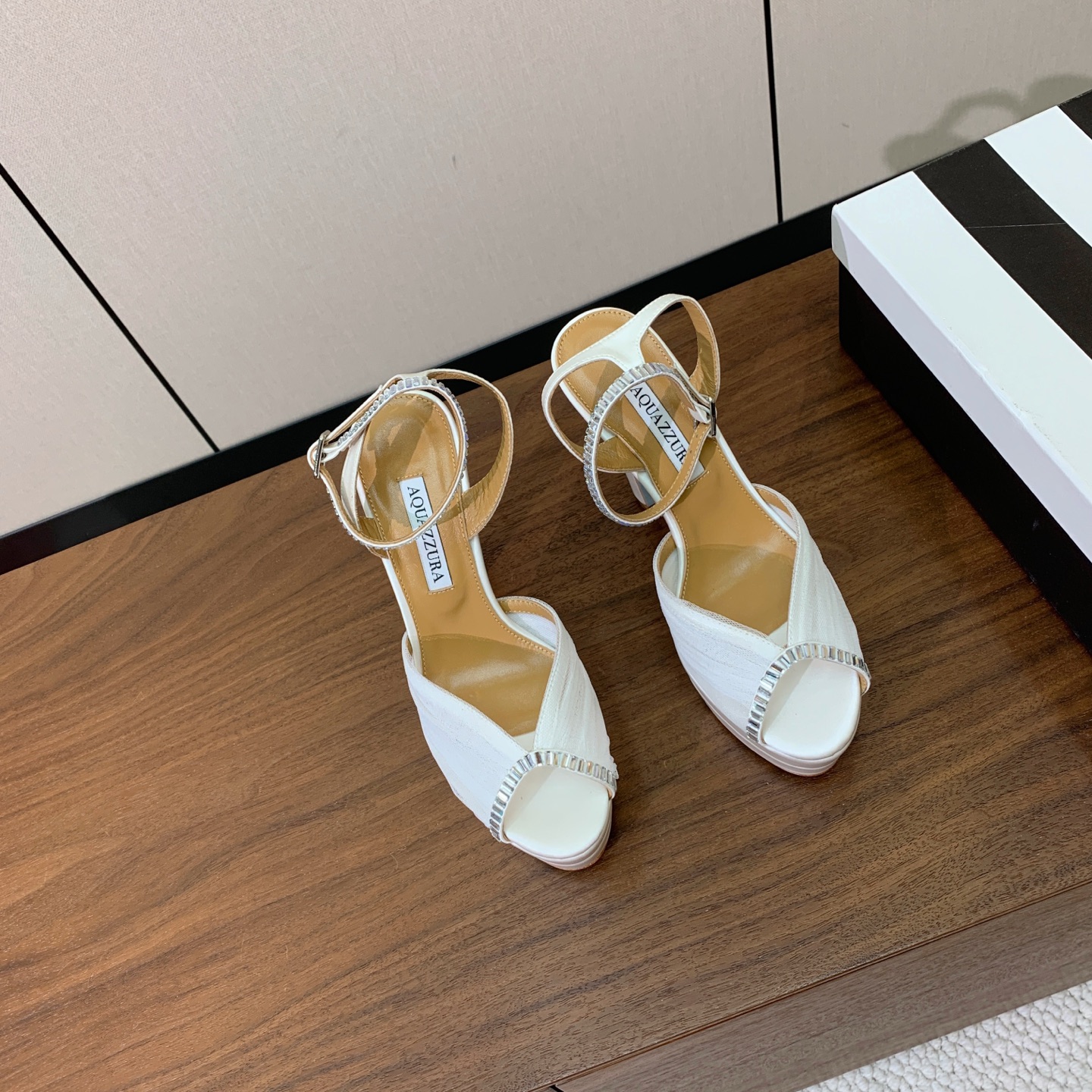【AQUAZZUR* 】网纱钻面水台凉鞋。性感的代言品牌。鞋面网纱➕真丝烫钻。羊皮垫脚，真皮大底。跟高13cm，水台4c