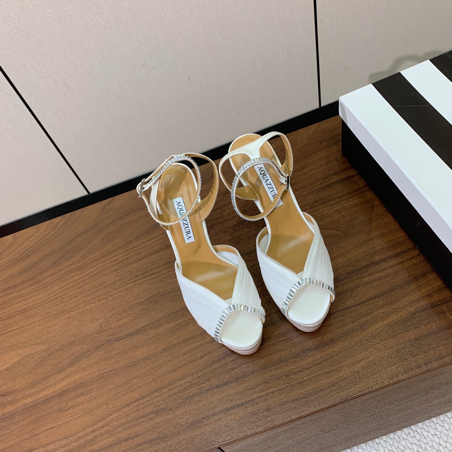 【AQUAZZUR* 】网纱钻面水台凉鞋。性感的代言品牌。鞋面网纱➕真丝烫钻。羊皮垫脚，真皮大底。跟高13cm，水台4c