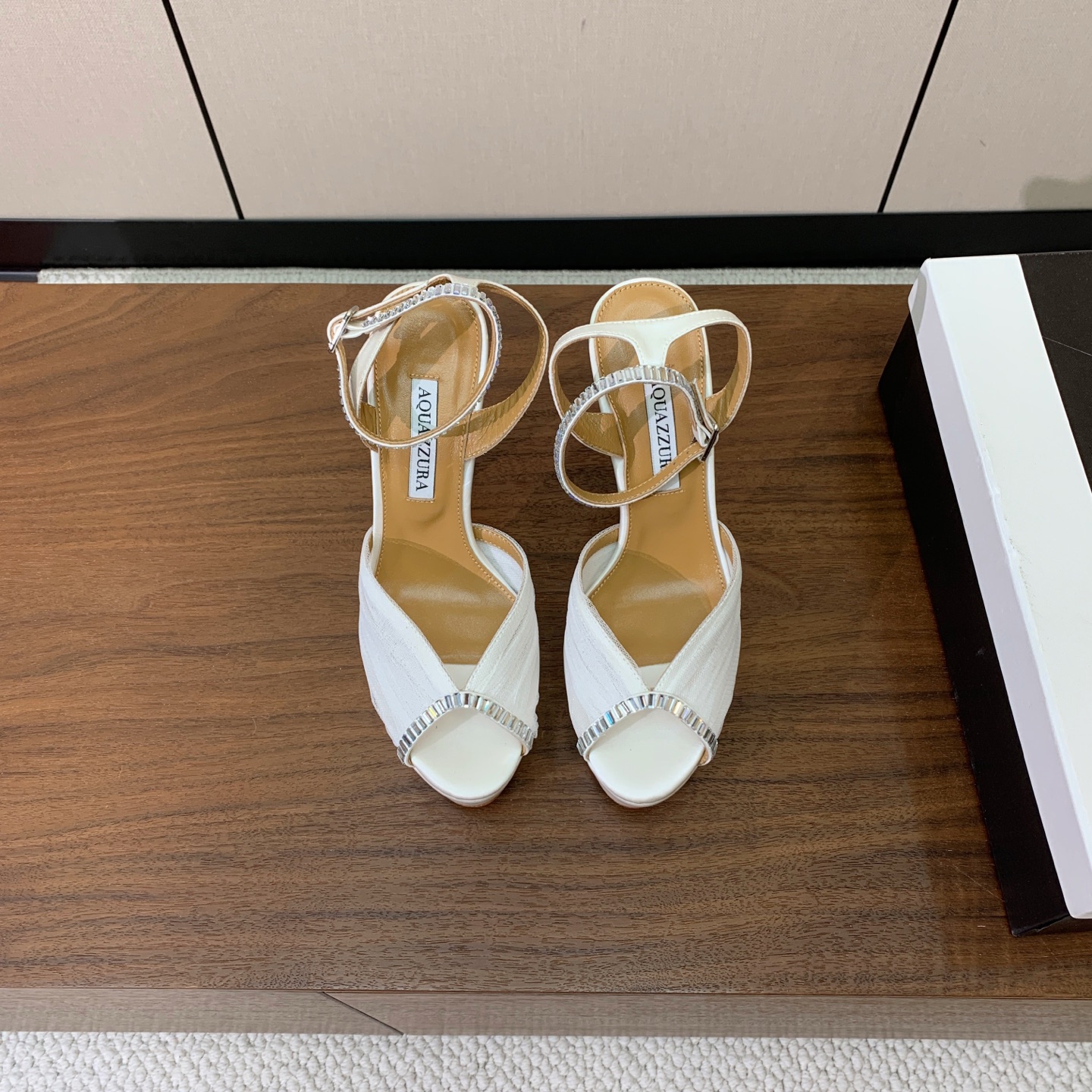 【AQUAZZUR* 】网纱钻面水台凉鞋。性感的代言品牌。鞋面网纱➕真丝烫钻。羊皮垫脚,真皮大底。跟高13cm,水台4c 【AQUAZZUR* 】网纱钻面水台凉鞋。性感的代言品牌。鞋面网纱➕真丝烫钻。羊皮垫脚,真皮大底。跟高13cm,水台4c