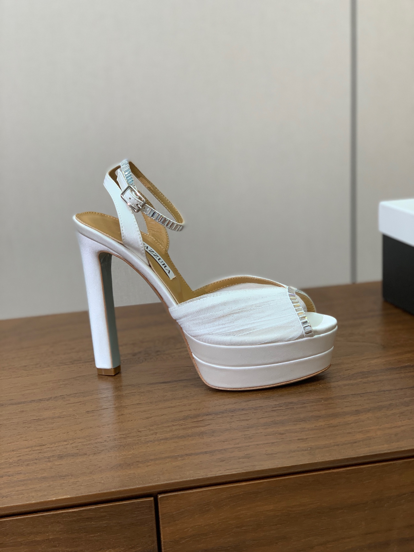 【AQUAZZUR* 】网纱钻面水台凉鞋。性感的代言品牌。鞋面网纱➕真丝烫钻。羊皮垫脚，真皮大底。跟高13cm，水台4c