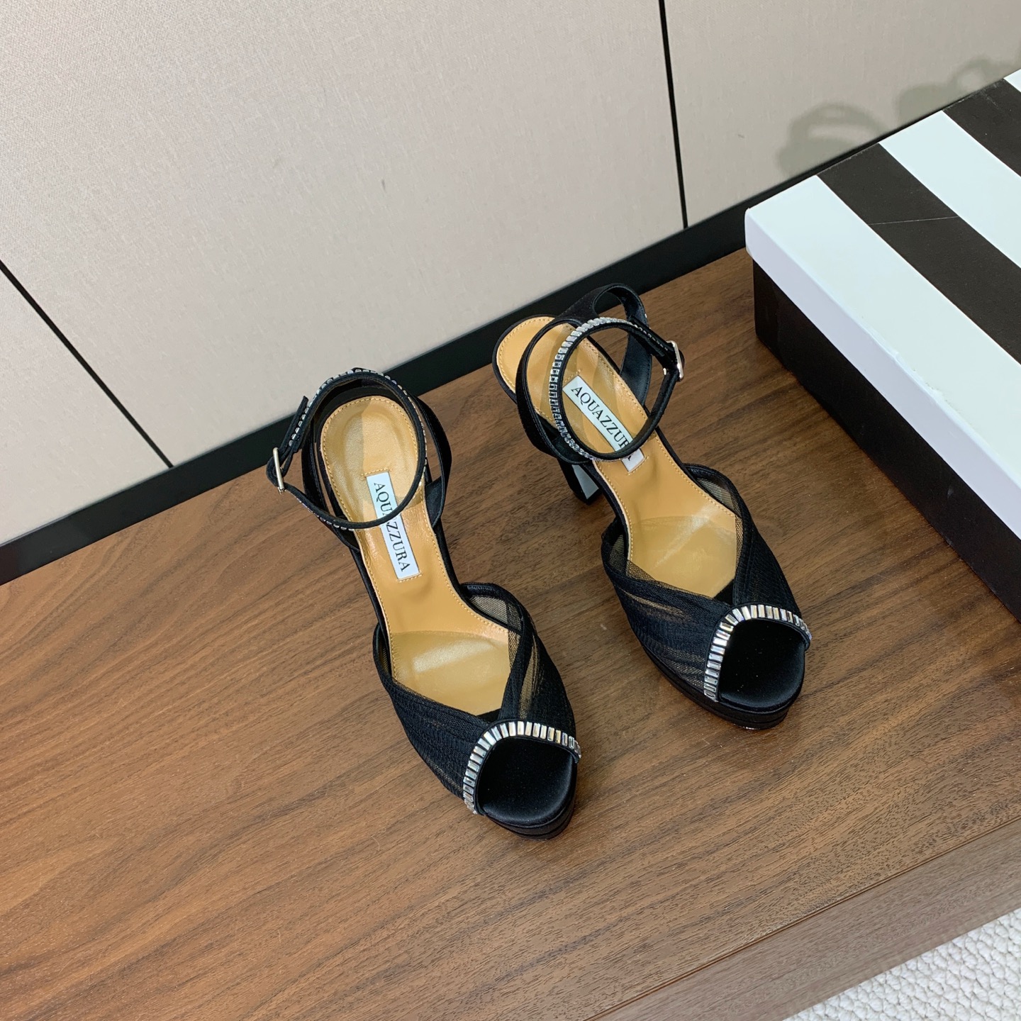 【AQUAZZUR* 】网纱钻面水台凉鞋。性感的代言品牌。鞋面网纱➕真丝烫钻。羊皮垫脚，真皮大底。跟高13cm，水台4c