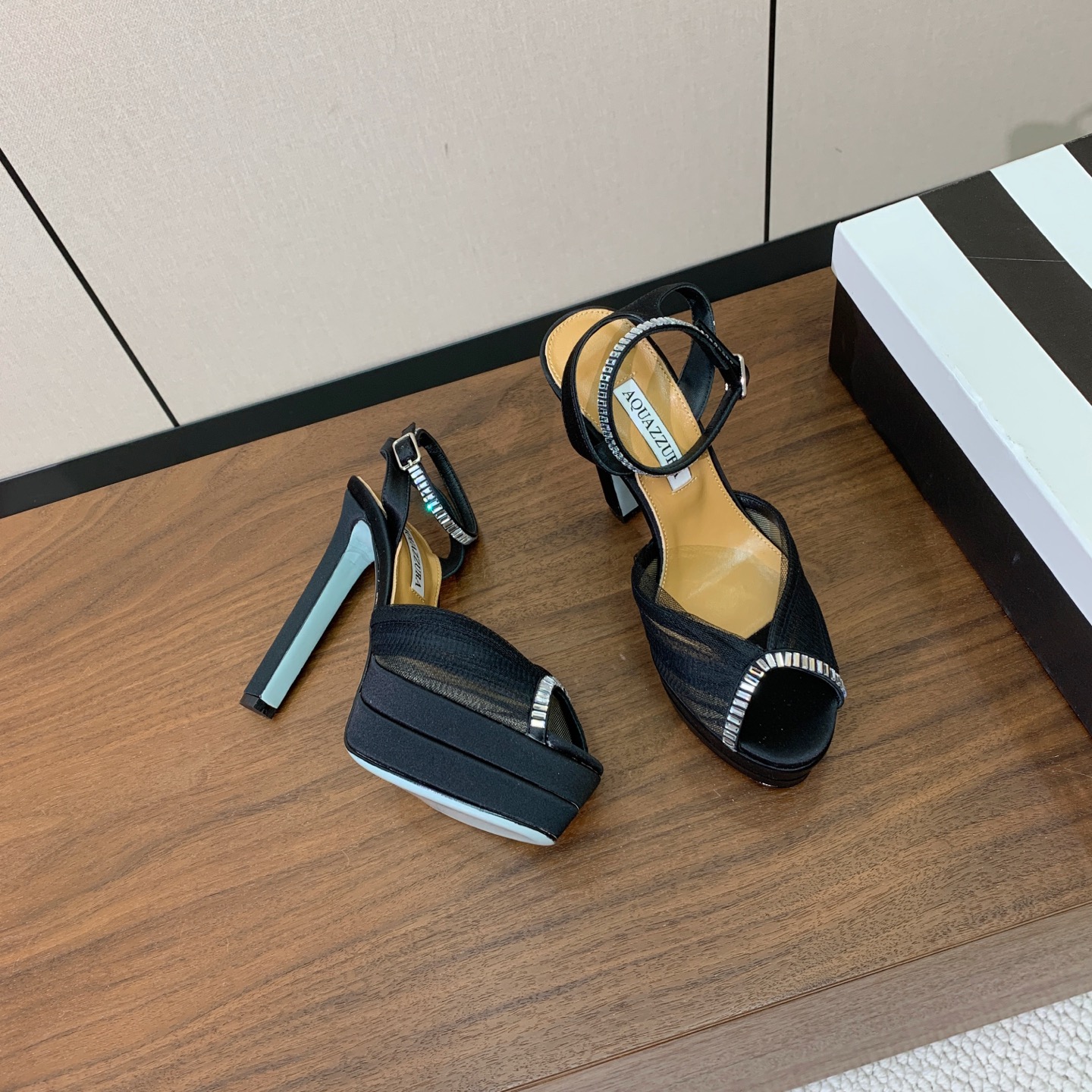 【AQUAZZUR* 】网纱钻面水台凉鞋。性感的代言品牌。鞋面网纱➕真丝烫钻。羊皮垫脚，真皮大底。跟高13cm，水台4c