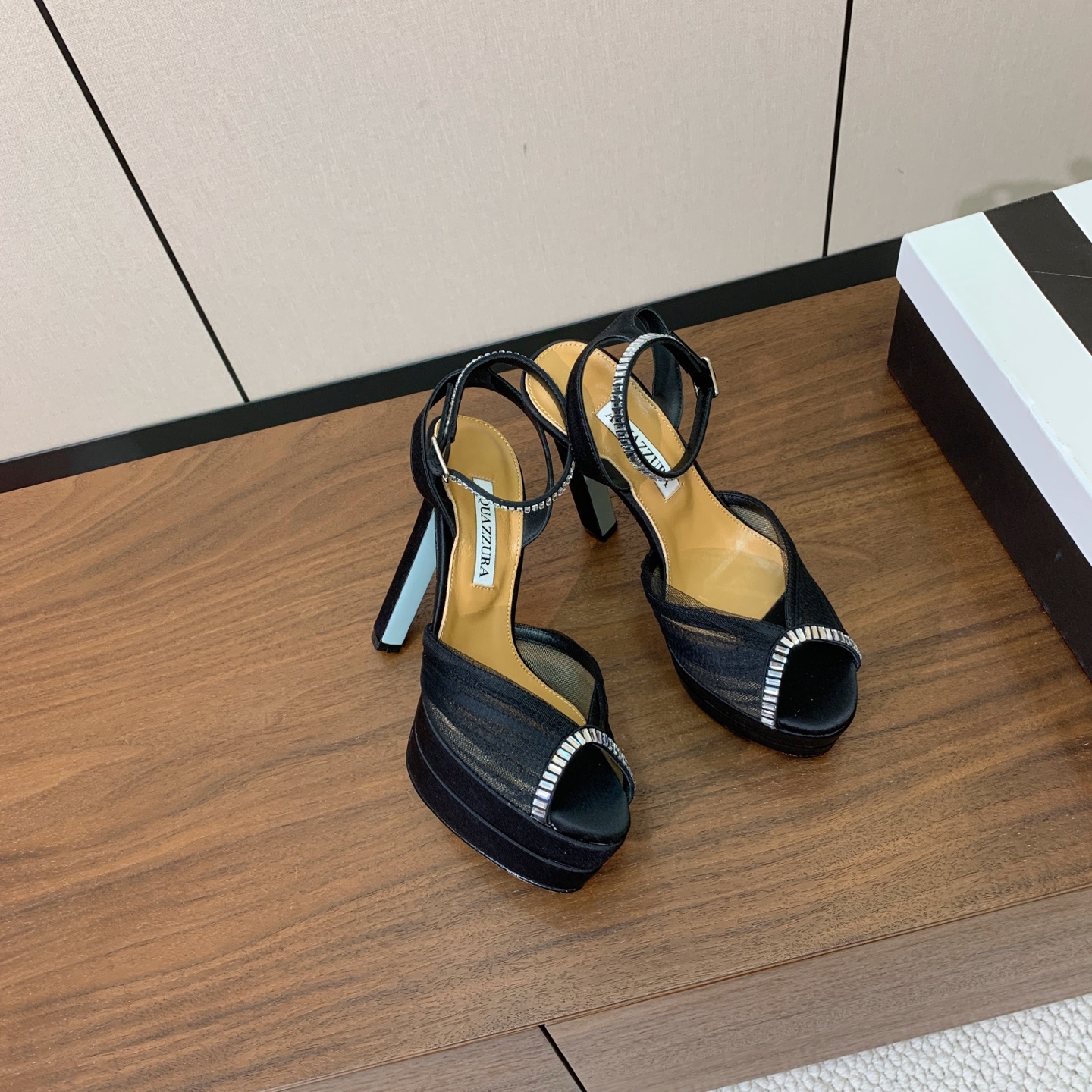 【AQUAZZUR* 】网纱钻面水台凉鞋。性感的代言品牌。鞋面网纱➕真丝烫钻。羊皮垫脚，真皮大底。跟高13cm，水台4c