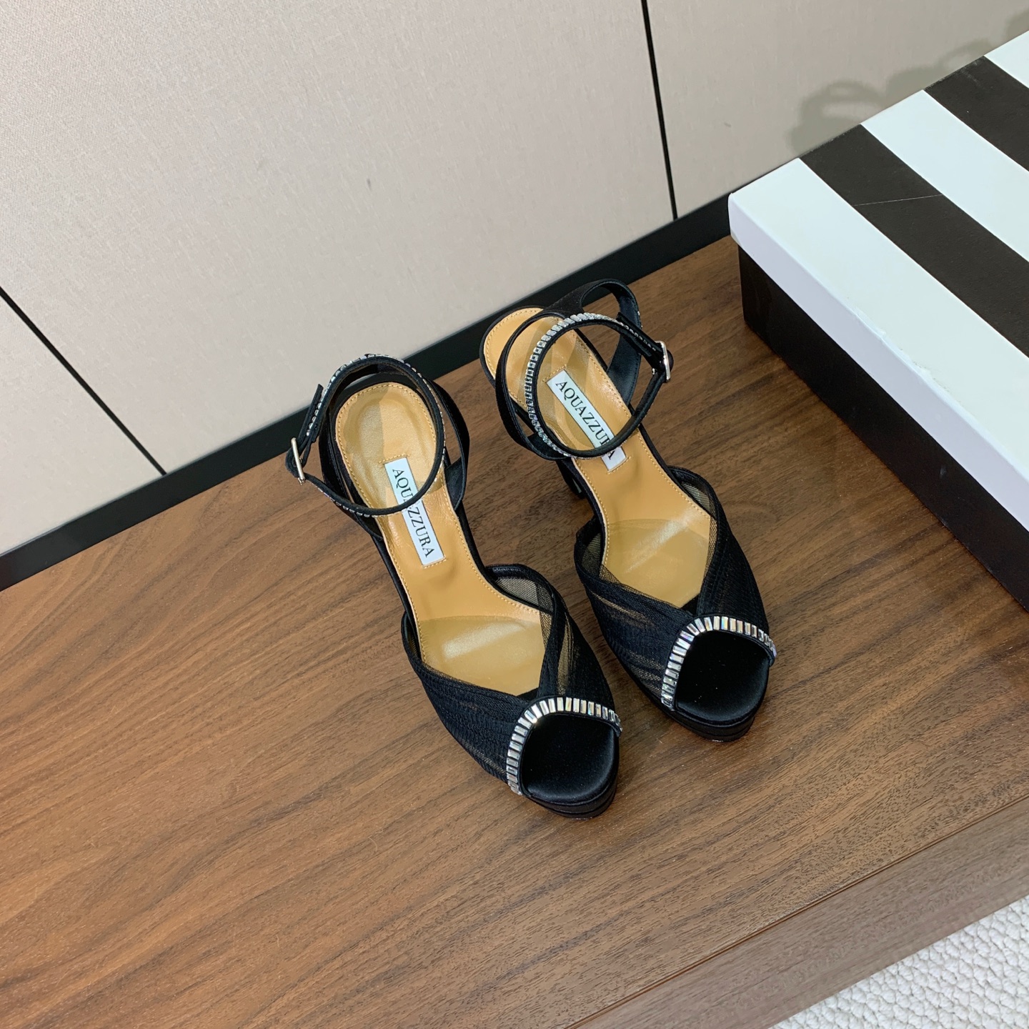 【AQUAZZUR* 】网纱钻面水台凉鞋。性感的代言品牌。鞋面网纱➕真丝烫钻。羊皮垫脚，真皮大底。跟高13cm，水台4c