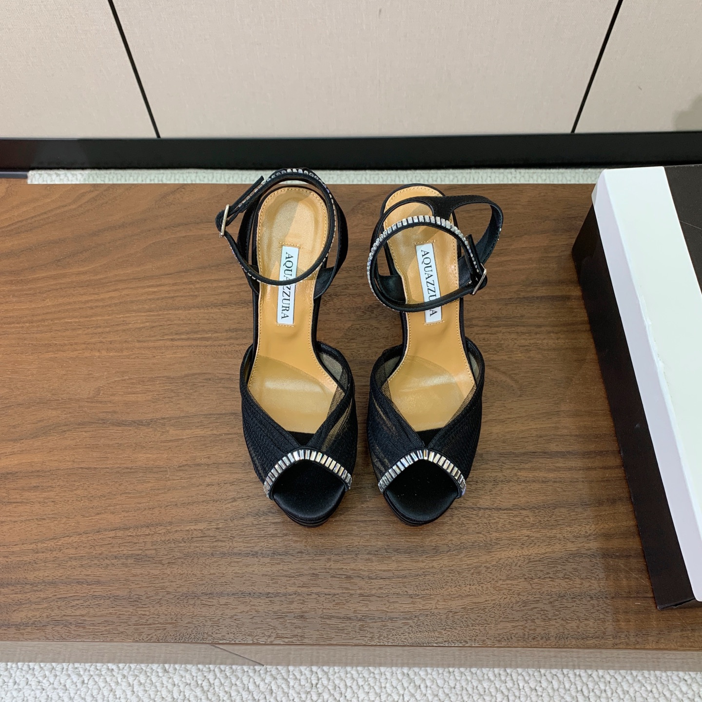 【AQUAZZUR* 】网纱钻面水台凉鞋。性感的代言品牌。鞋面网纱➕真丝烫钻。羊皮垫脚,真皮大底。跟高13cm,水台4c 【AQUAZZUR* 】网纱钻面水台凉鞋。性感的代言品牌。鞋面网纱➕真丝烫钻。羊皮垫脚,真皮大底。跟高13cm,水台4c