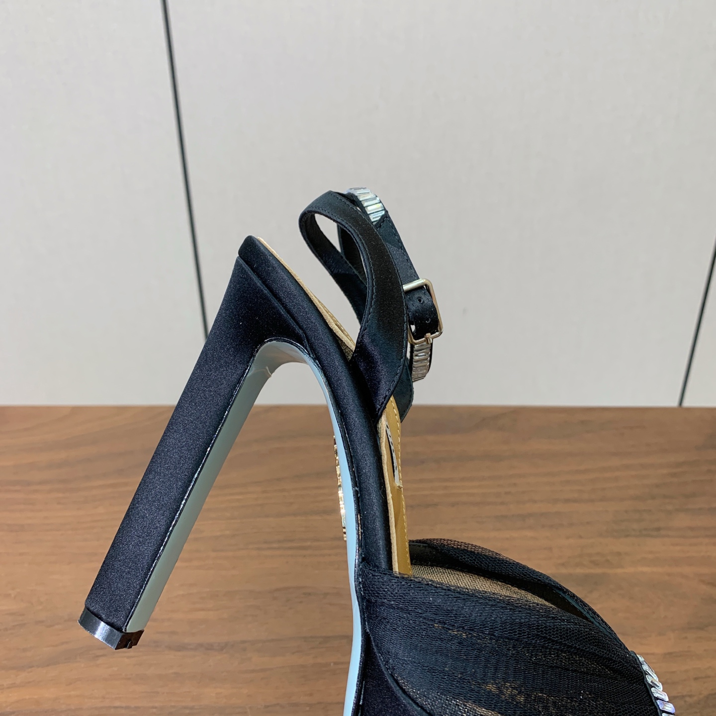 【AQUAZZUR* 】网纱钻面水台凉鞋。性感的代言品牌。鞋面网纱➕真丝烫钻。羊皮垫脚，真皮大底。跟高13cm，水台4c